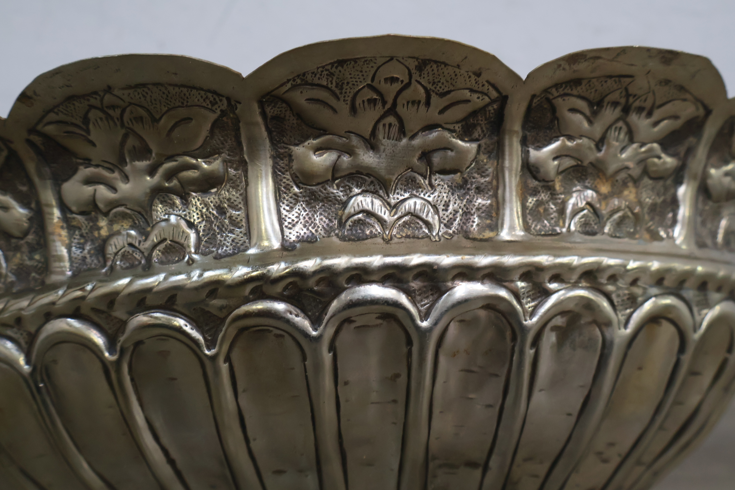 Brocante metalen schaal met voetjes – foto 8 – kavel bij GSD Auctions, Zoeterwoude