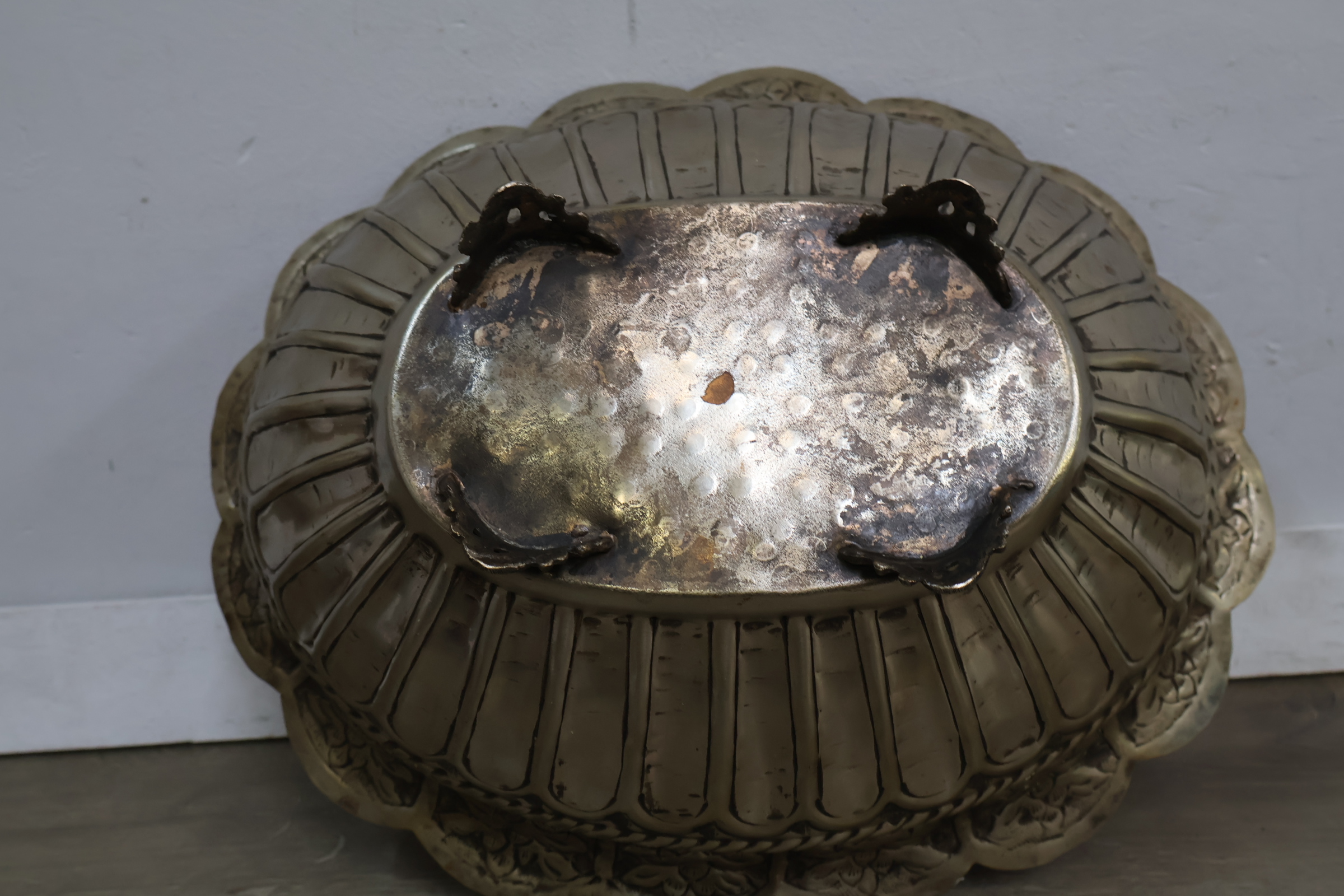 Brocante metalen schaal met voetjes – foto 9 – kavel bij GSD Auctions, Zoeterwoude