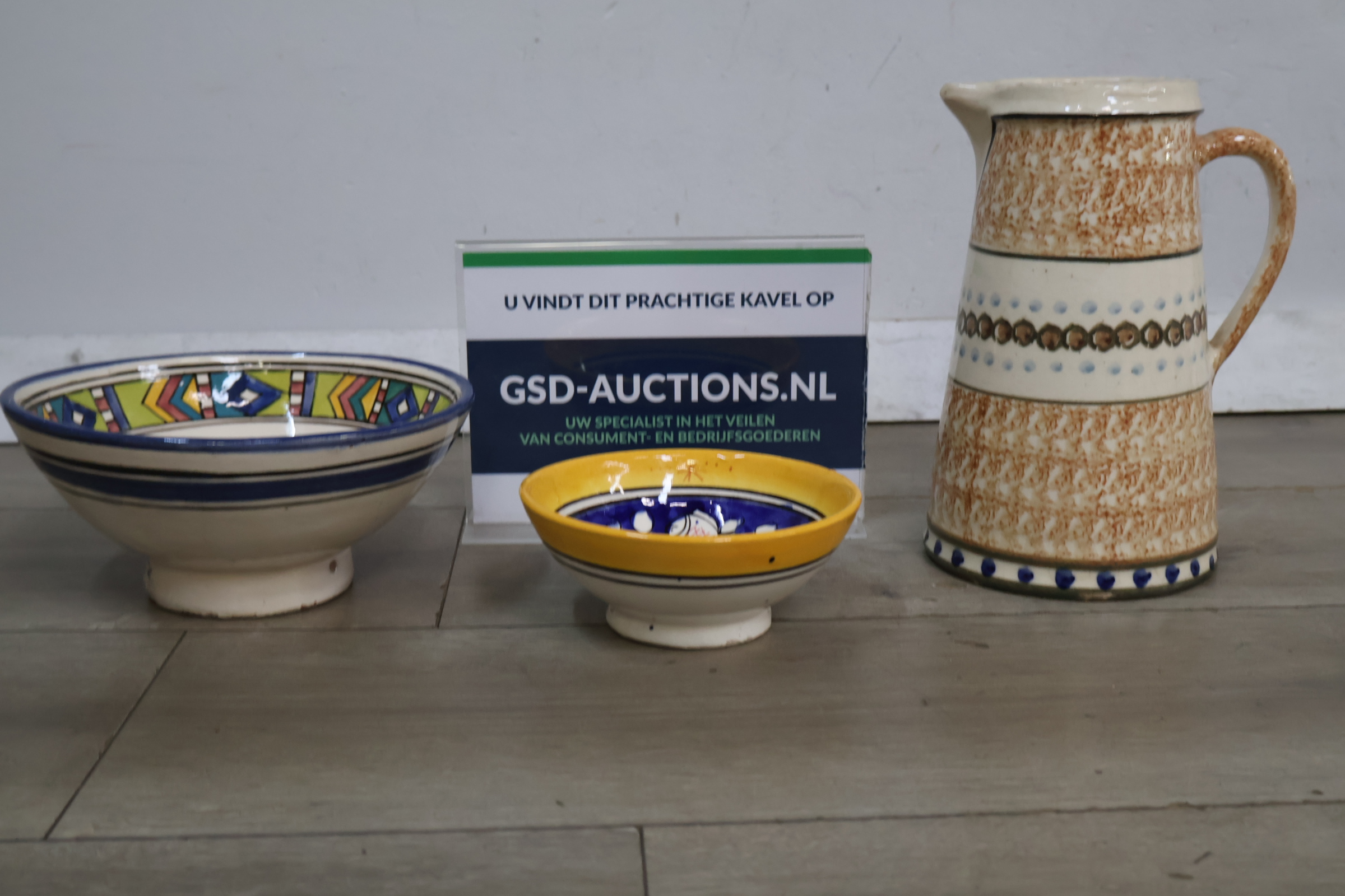 Set van drie keramische kommen en kan – foto 2 – kavel bij GSD Auctions, Zoeterwoude