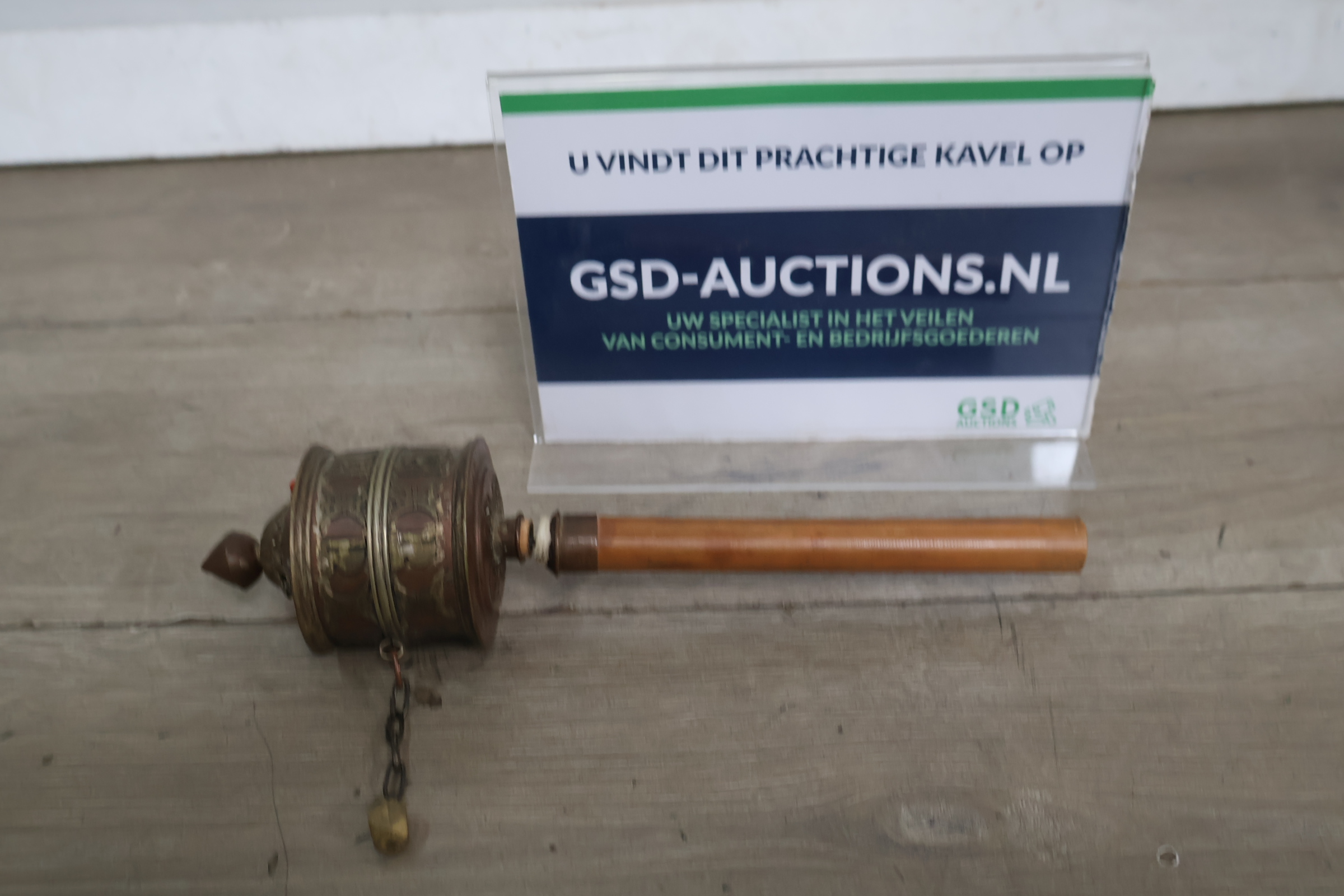 Boeddhistische gebedsmolen met houten handvat – kavel bij GSD Auctions, Zoeterwoude