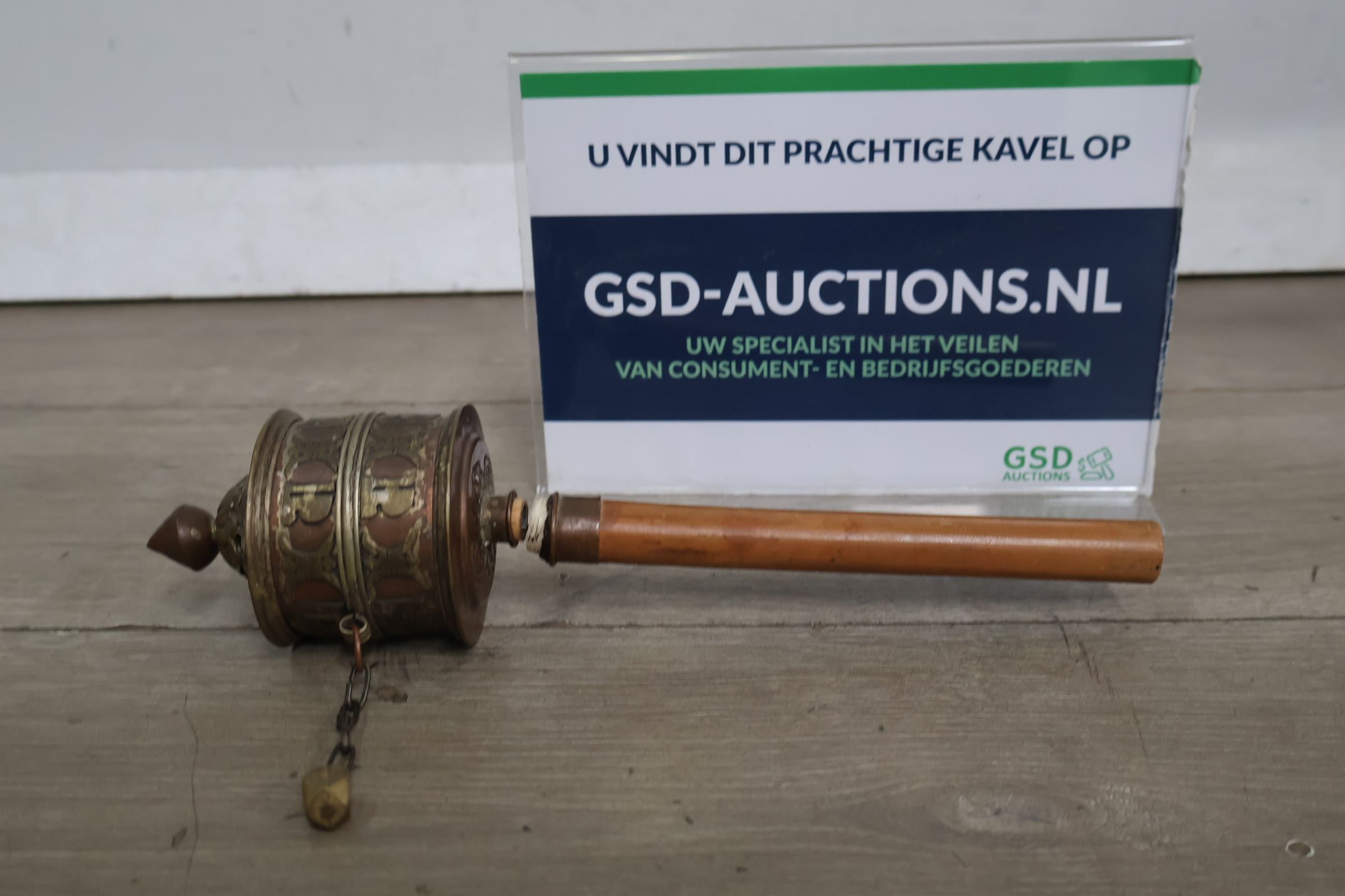 Boeddhistische gebedsmolen met houten handvat – foto 2 – kavel bij GSD Auctions, Zoeterwoude