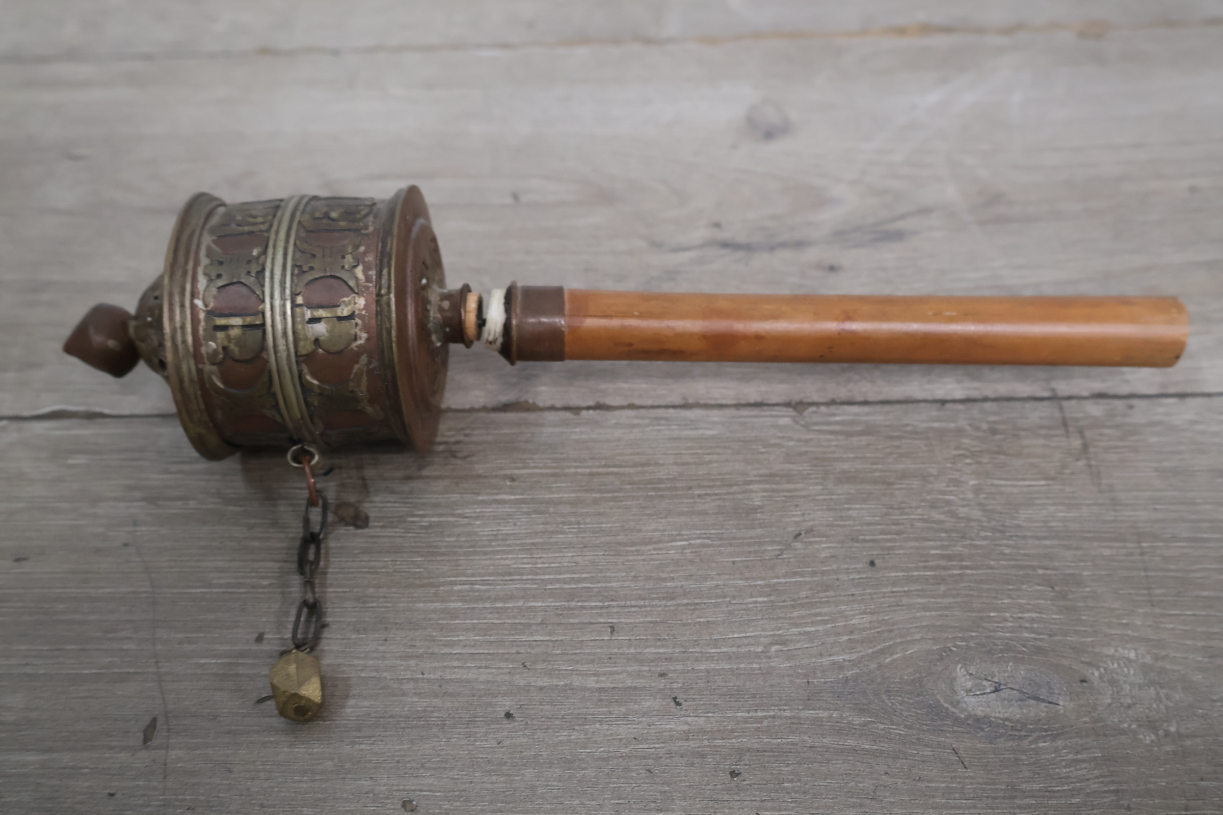 Boeddhistische gebedsmolen met houten handvat – foto 3 – kavel bij GSD Auctions, Zoeterwoude