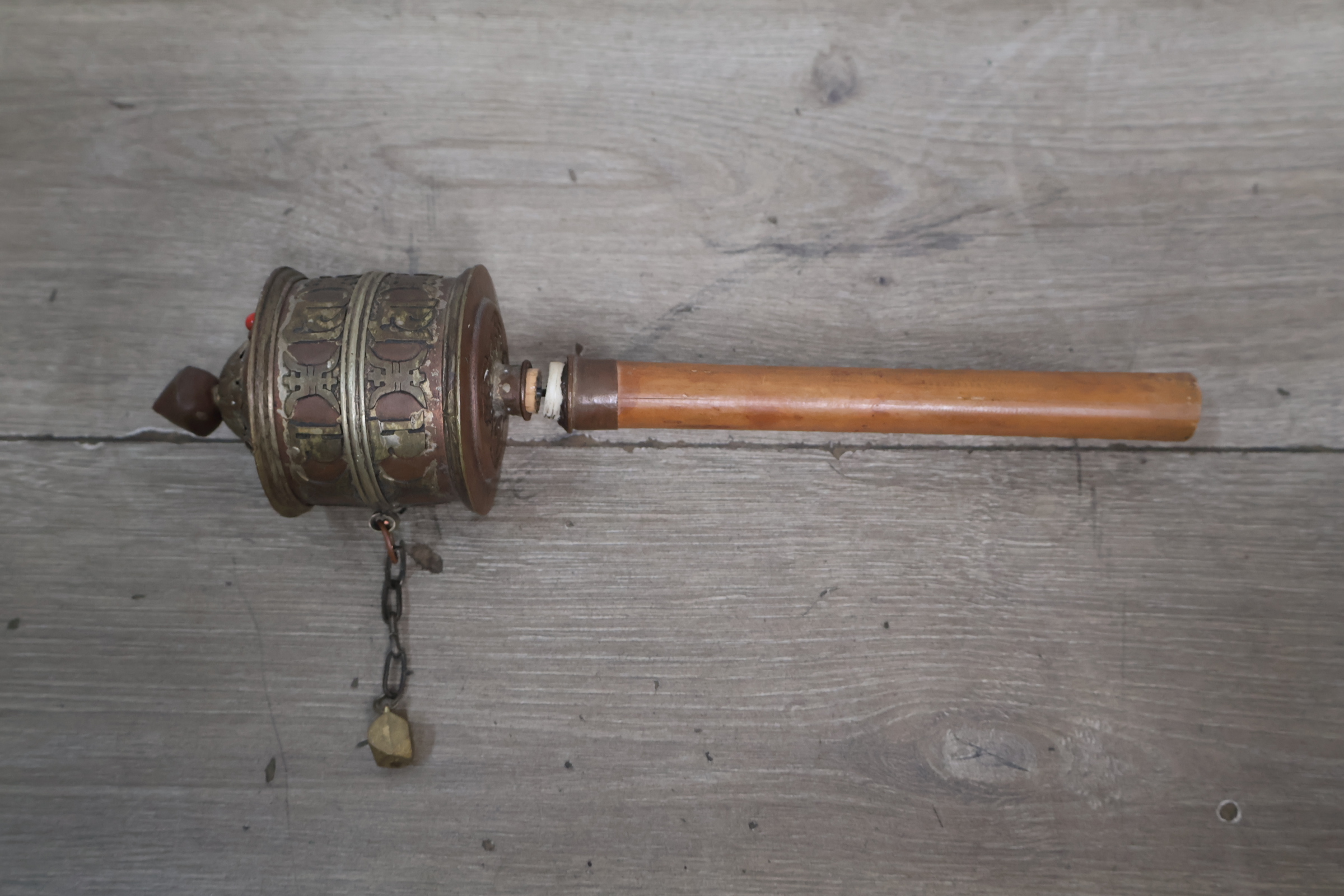 Boeddhistische gebedsmolen met houten handvat – foto 4 – kavel bij GSD Auctions, Zoeterwoude