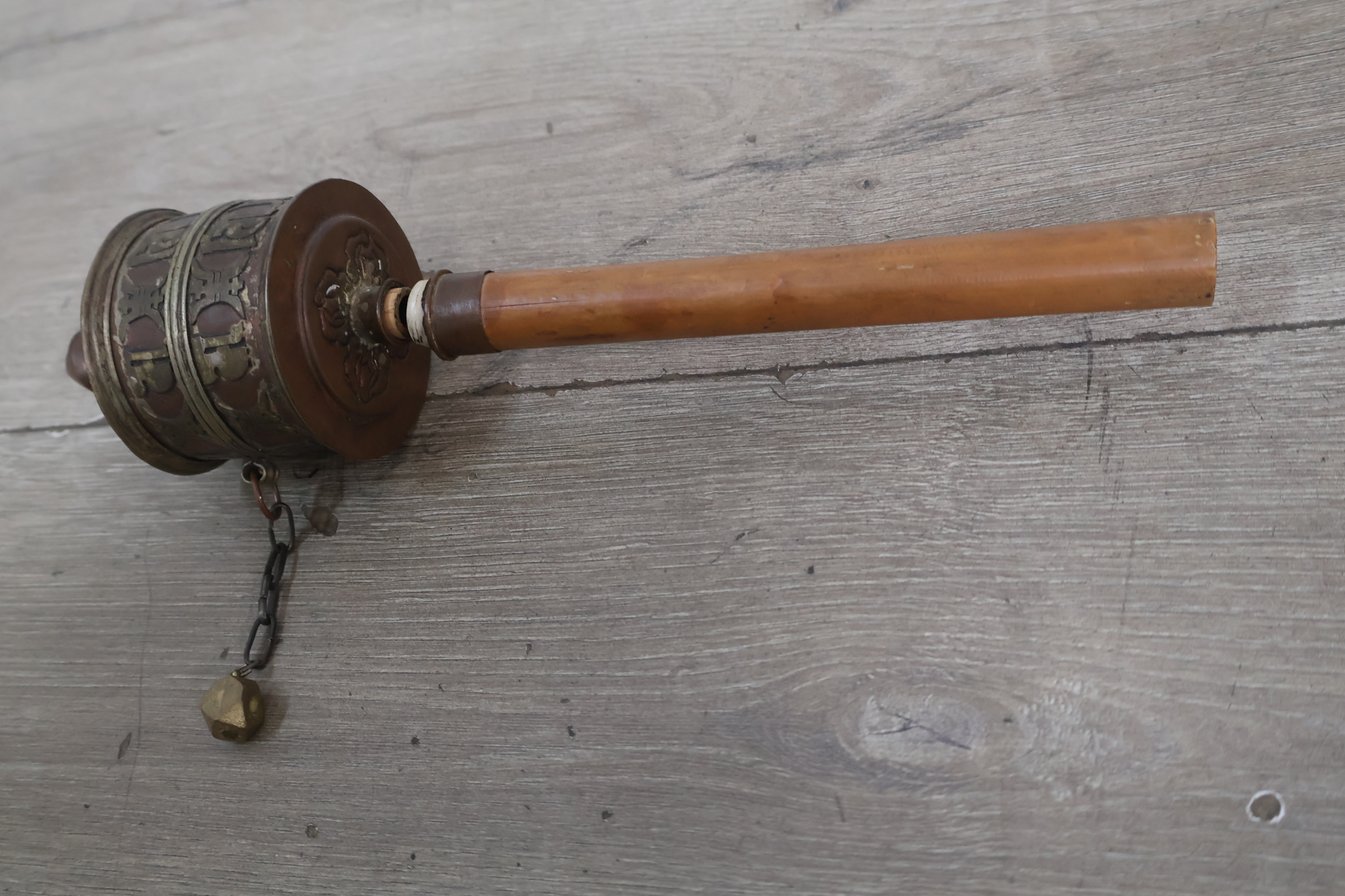 Boeddhistische gebedsmolen met houten handvat – foto 5 – kavel bij GSD Auctions, Zoeterwoude