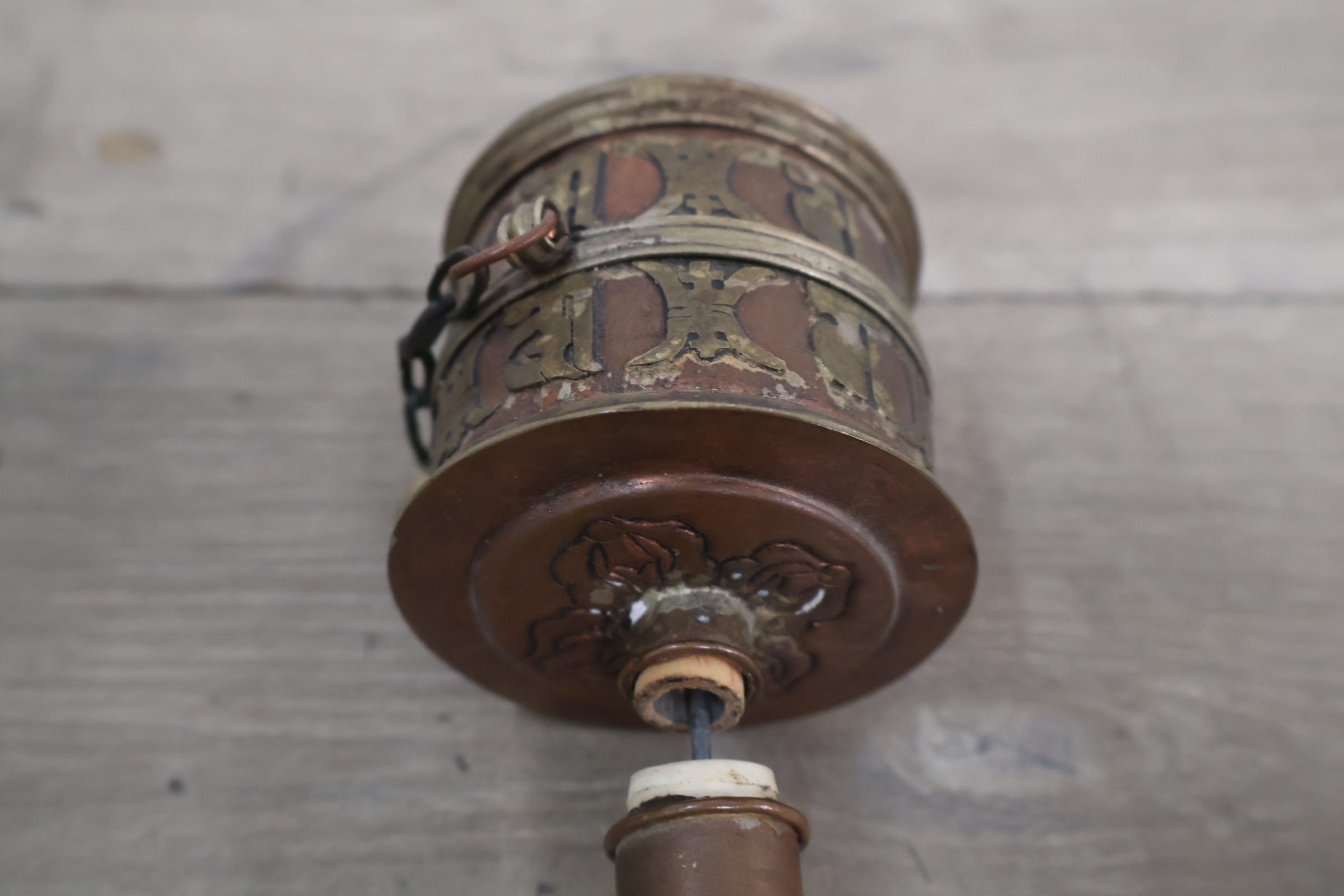 Boeddhistische gebedsmolen met houten handvat – foto 6 – kavel bij GSD Auctions, Zoeterwoude