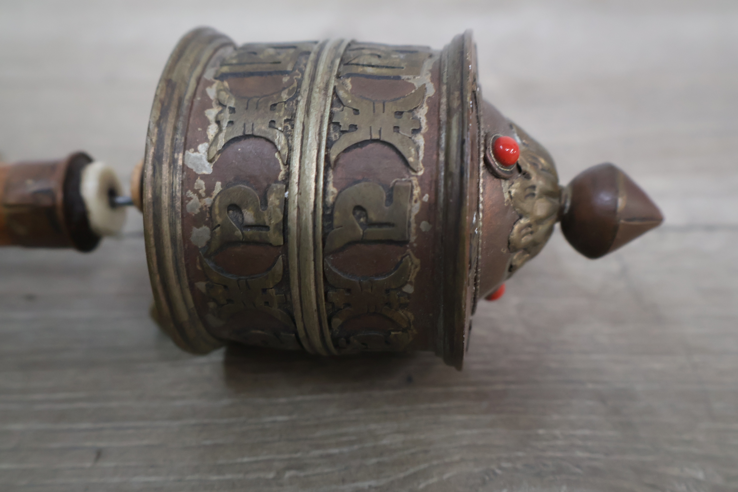 Boeddhistische gebedsmolen met houten handvat – foto 7 – kavel bij GSD Auctions, Zoeterwoude