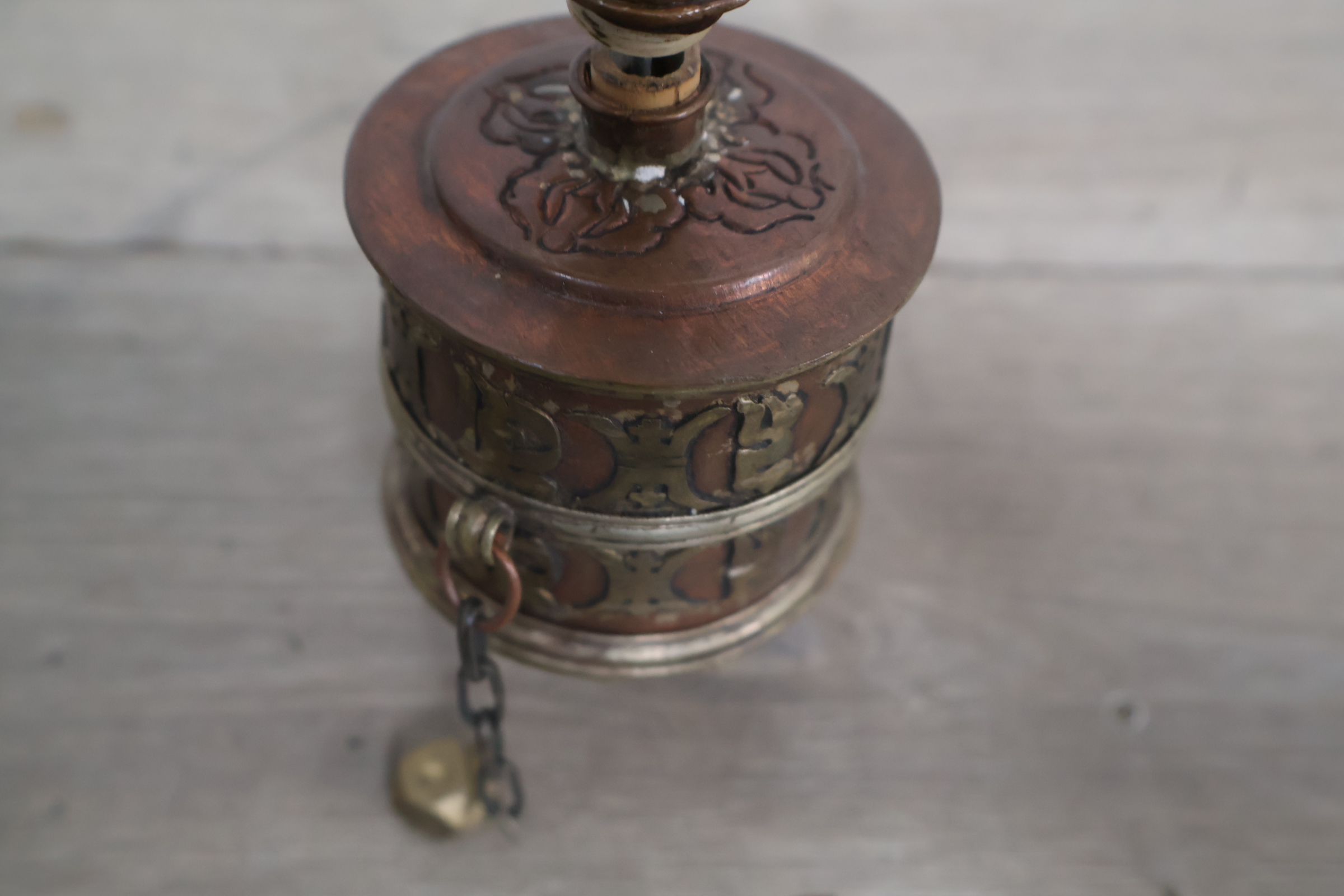 Boeddhistische gebedsmolen met houten handvat – foto 8 – kavel bij GSD Auctions, Zoeterwoude