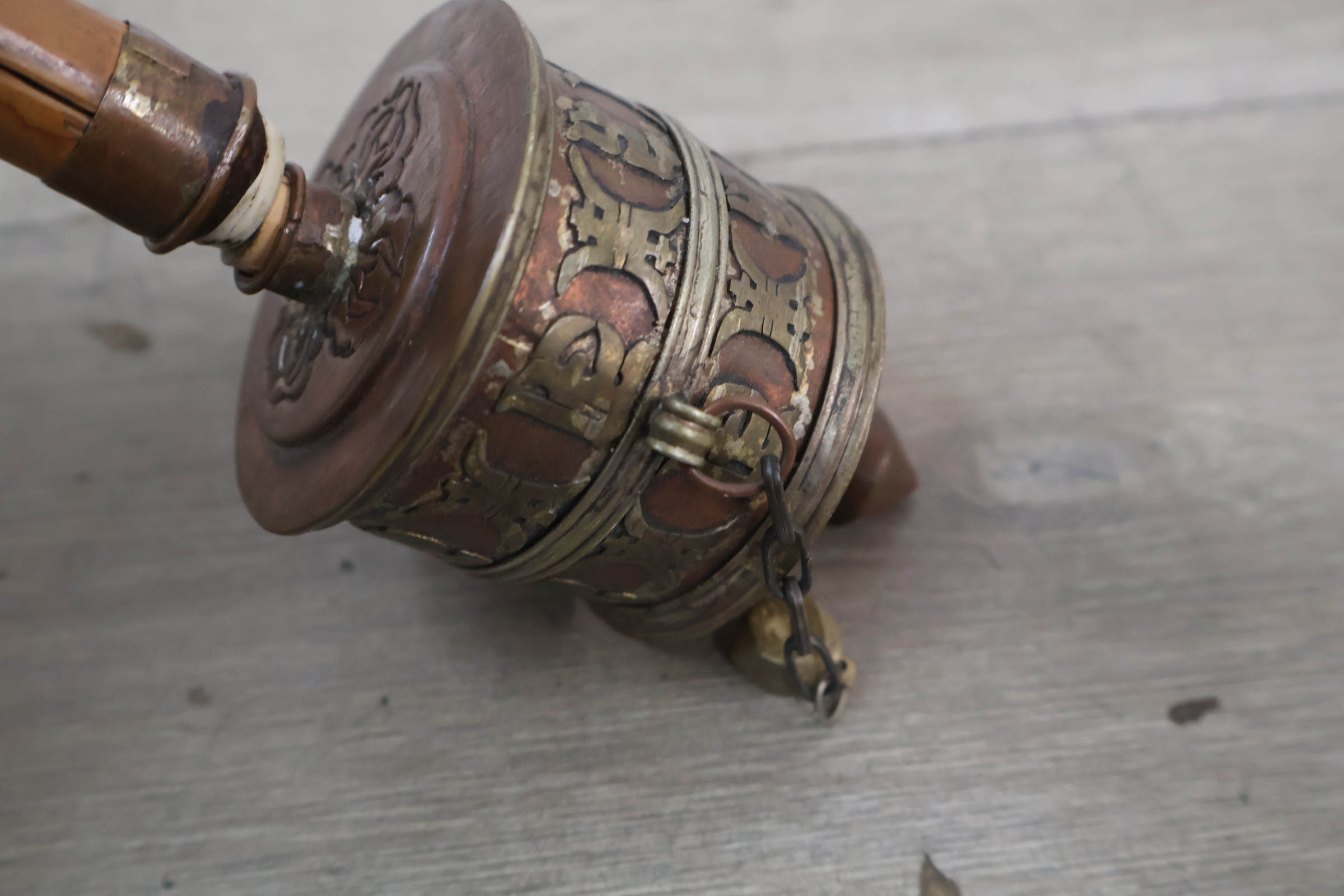 Boeddhistische gebedsmolen met houten handvat – foto 9 – kavel bij GSD Auctions, Zoeterwoude