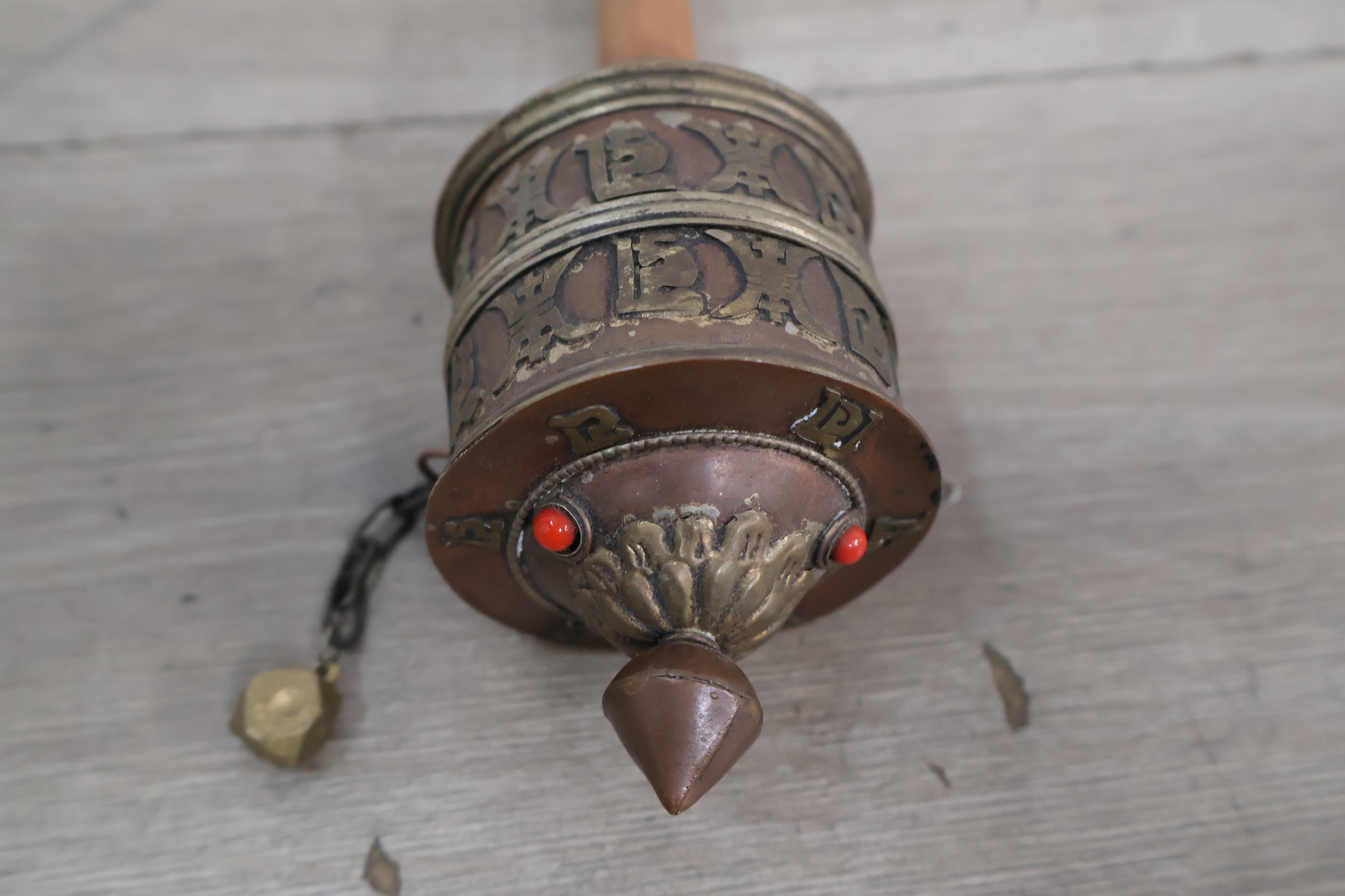 Boeddhistische gebedsmolen met houten handvat – foto 10 – kavel bij GSD Auctions, Zoeterwoude