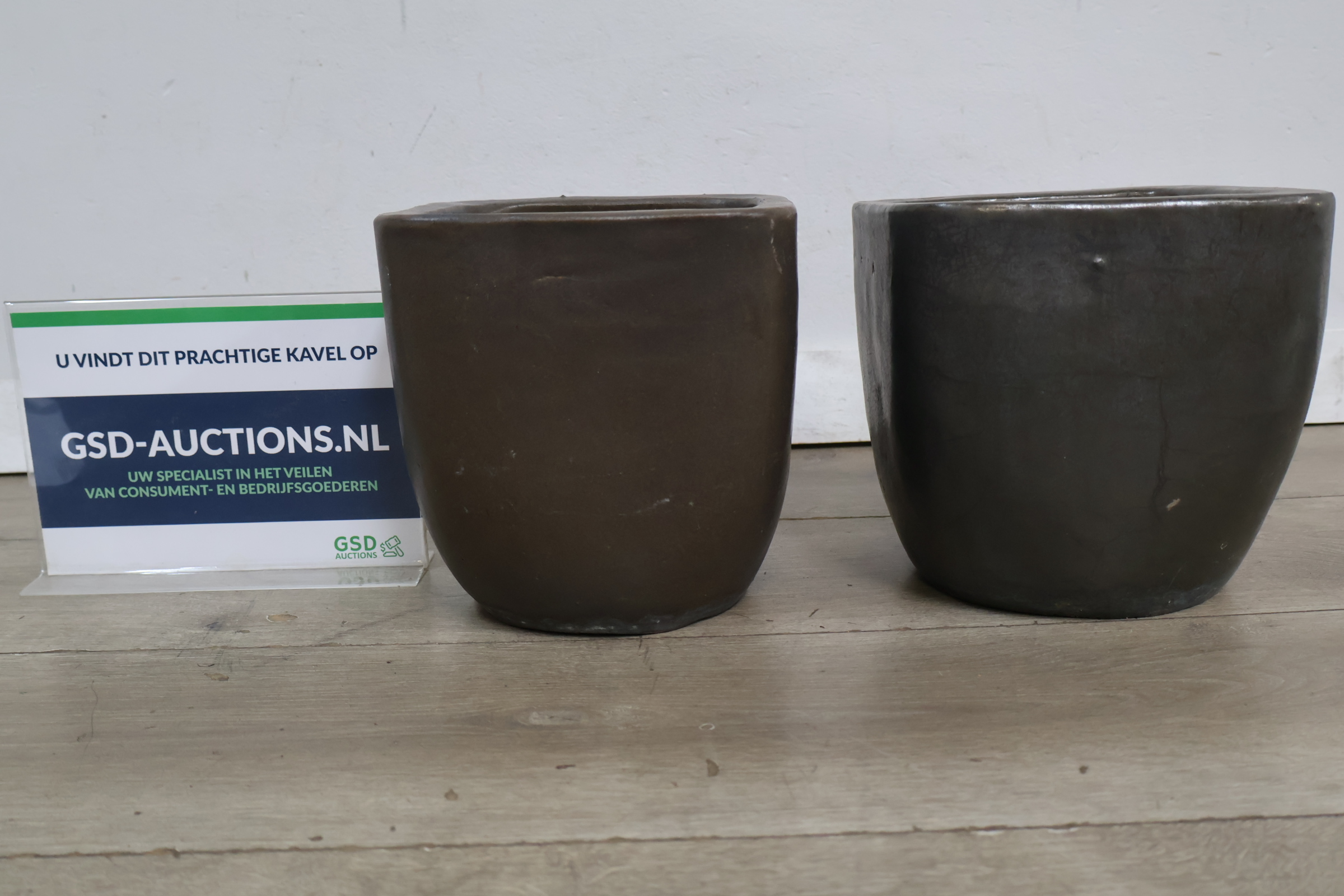Set van twee donkere plantenbakken – foto 2 – kavel bij GSD Auctions, Zoeterwoude