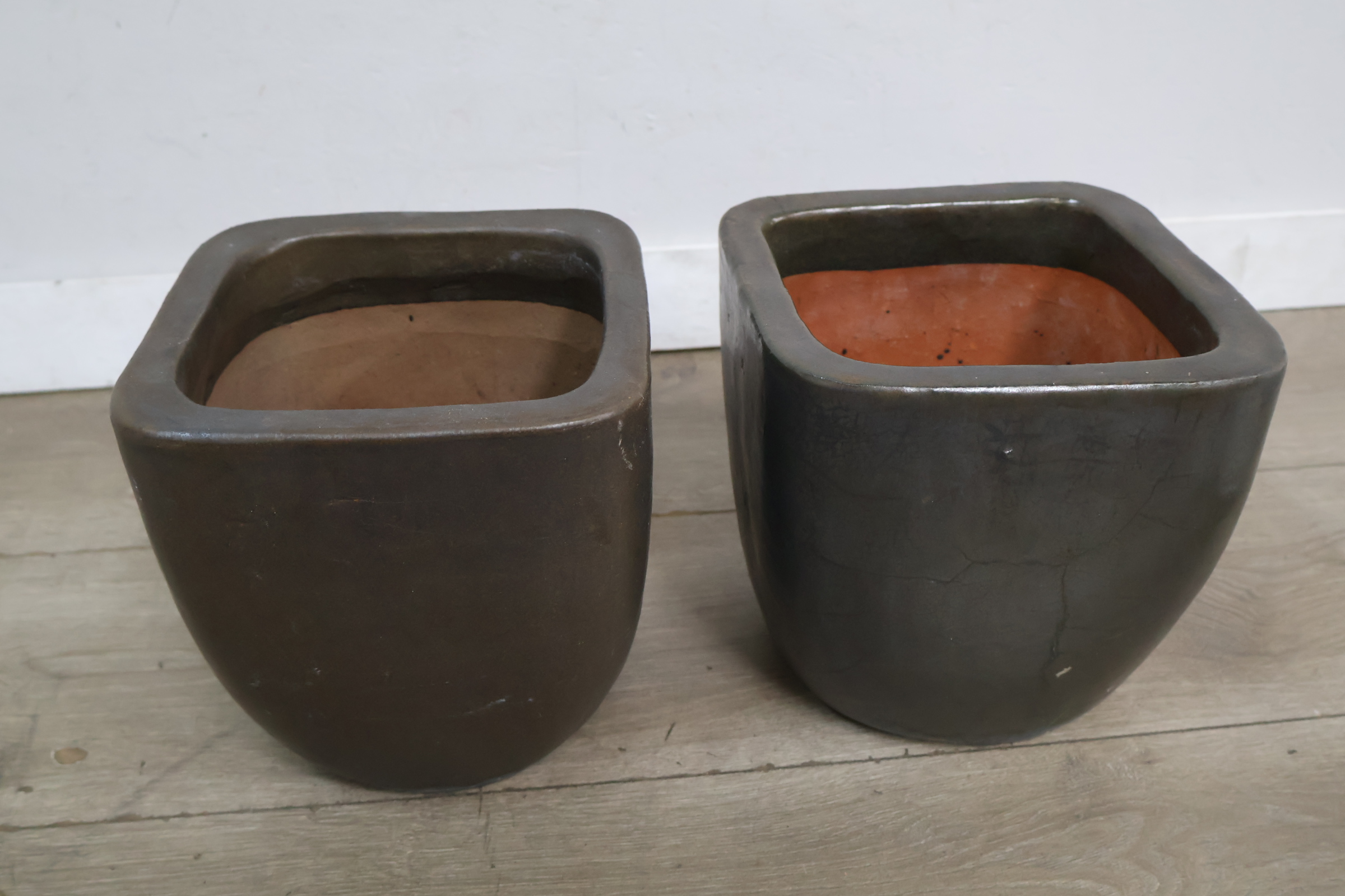 Set van twee donkere plantenbakken – foto 3 – kavel bij GSD Auctions, Zoeterwoude