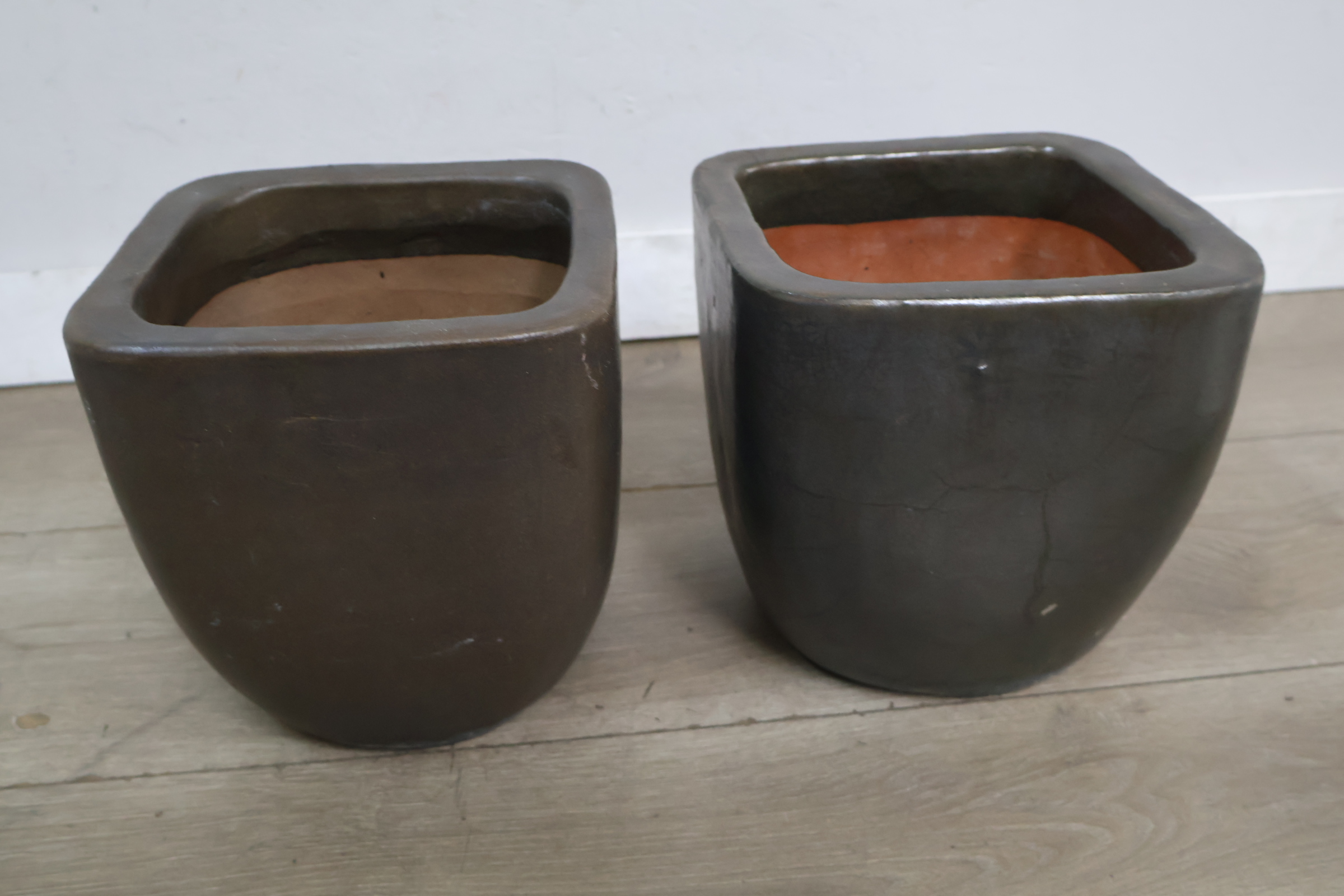 Set van twee donkere plantenbakken – foto 4 – kavel bij GSD Auctions, Zoeterwoude