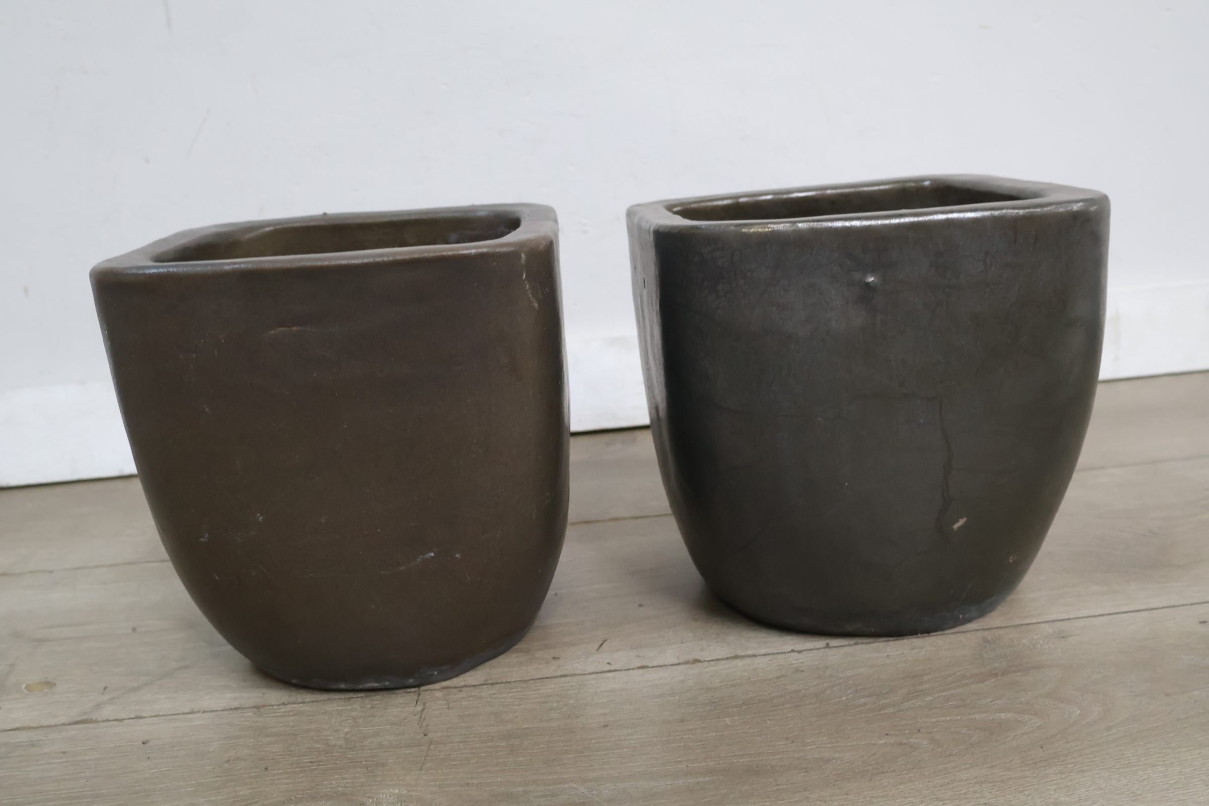 Set van twee donkere plantenbakken – foto 5 – kavel bij GSD Auctions, Zoeterwoude
