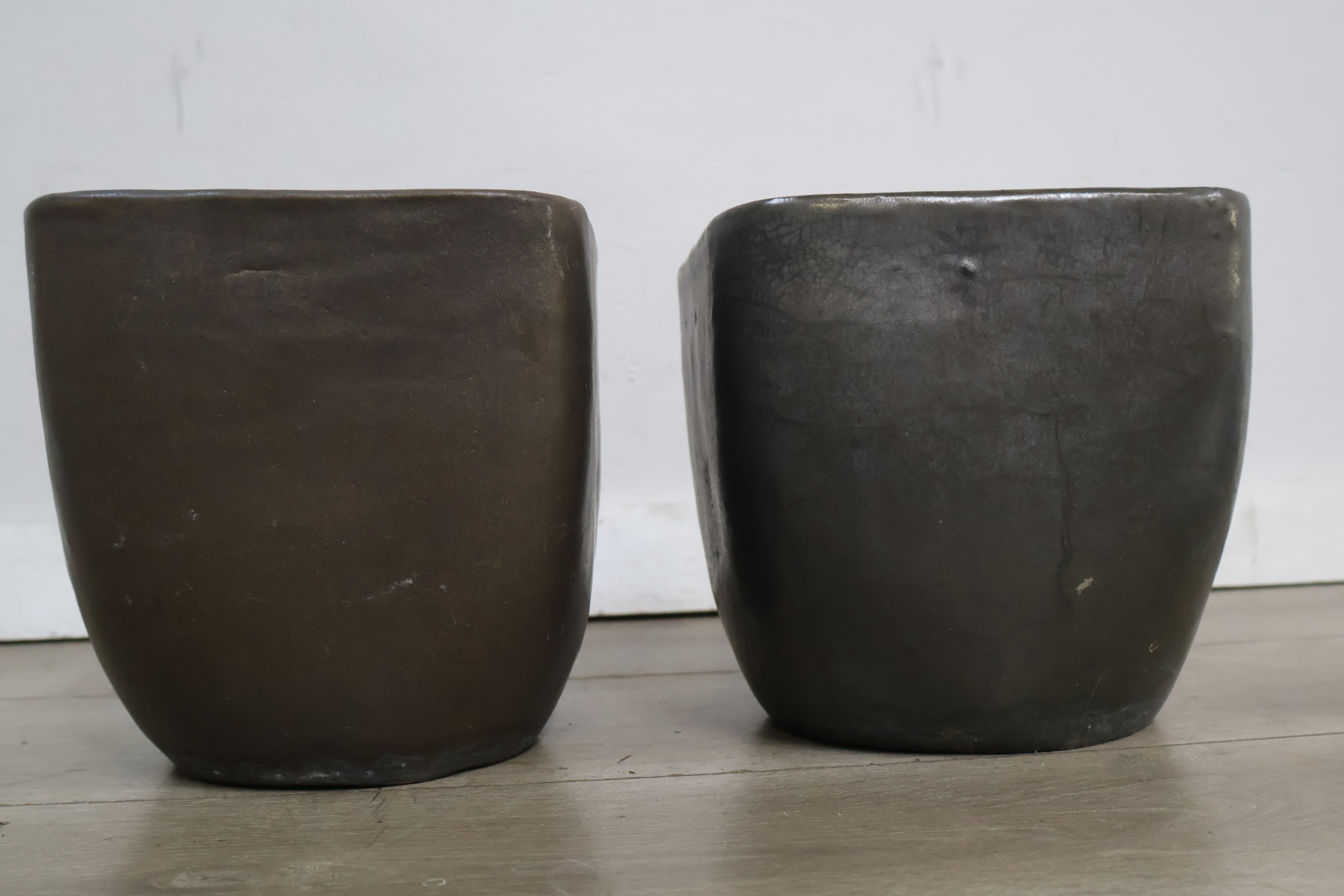 Set van twee donkere plantenbakken – foto 6 – kavel bij GSD Auctions, Zoeterwoude