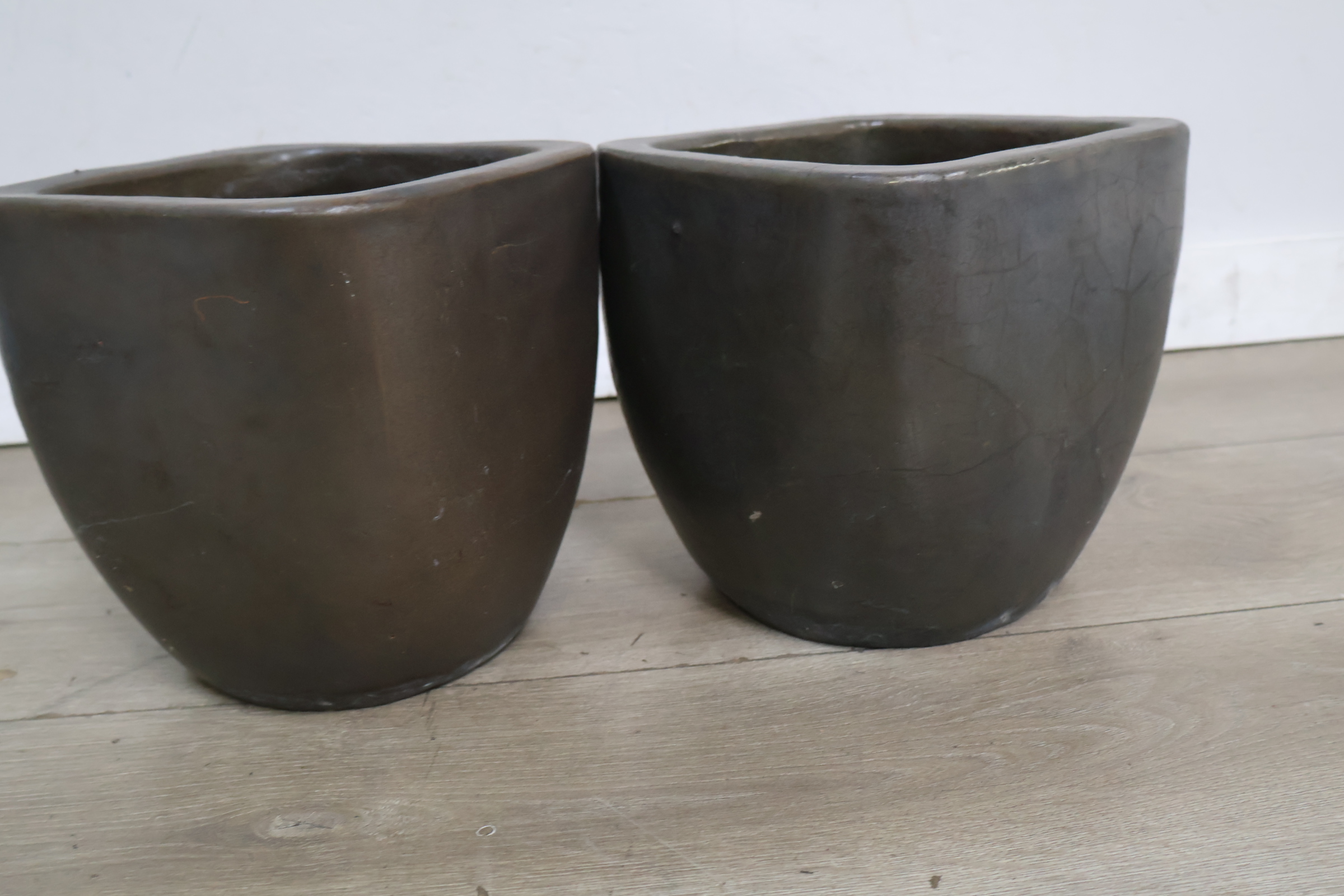 Set van twee donkere plantenbakken – foto 7 – kavel bij GSD Auctions, Zoeterwoude