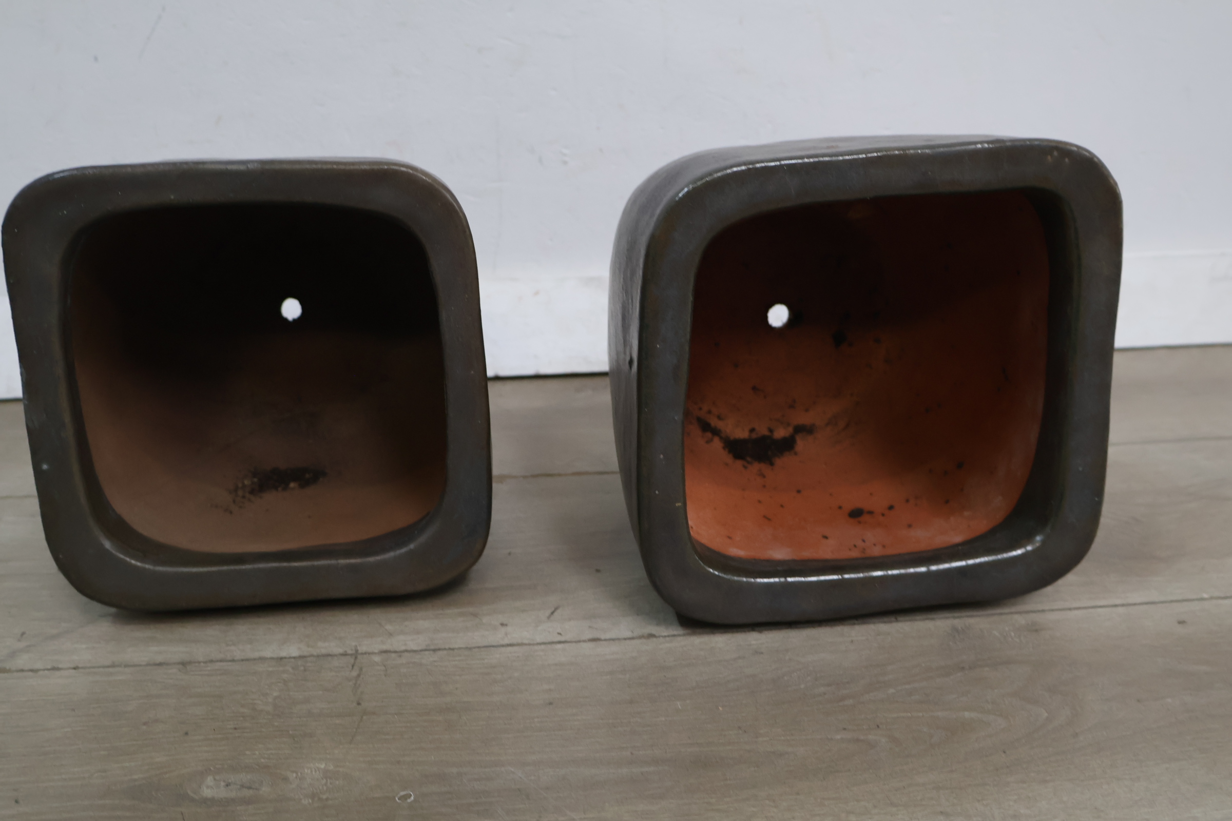 Set van twee donkere plantenbakken – foto 8 – kavel bij GSD Auctions, Zoeterwoude