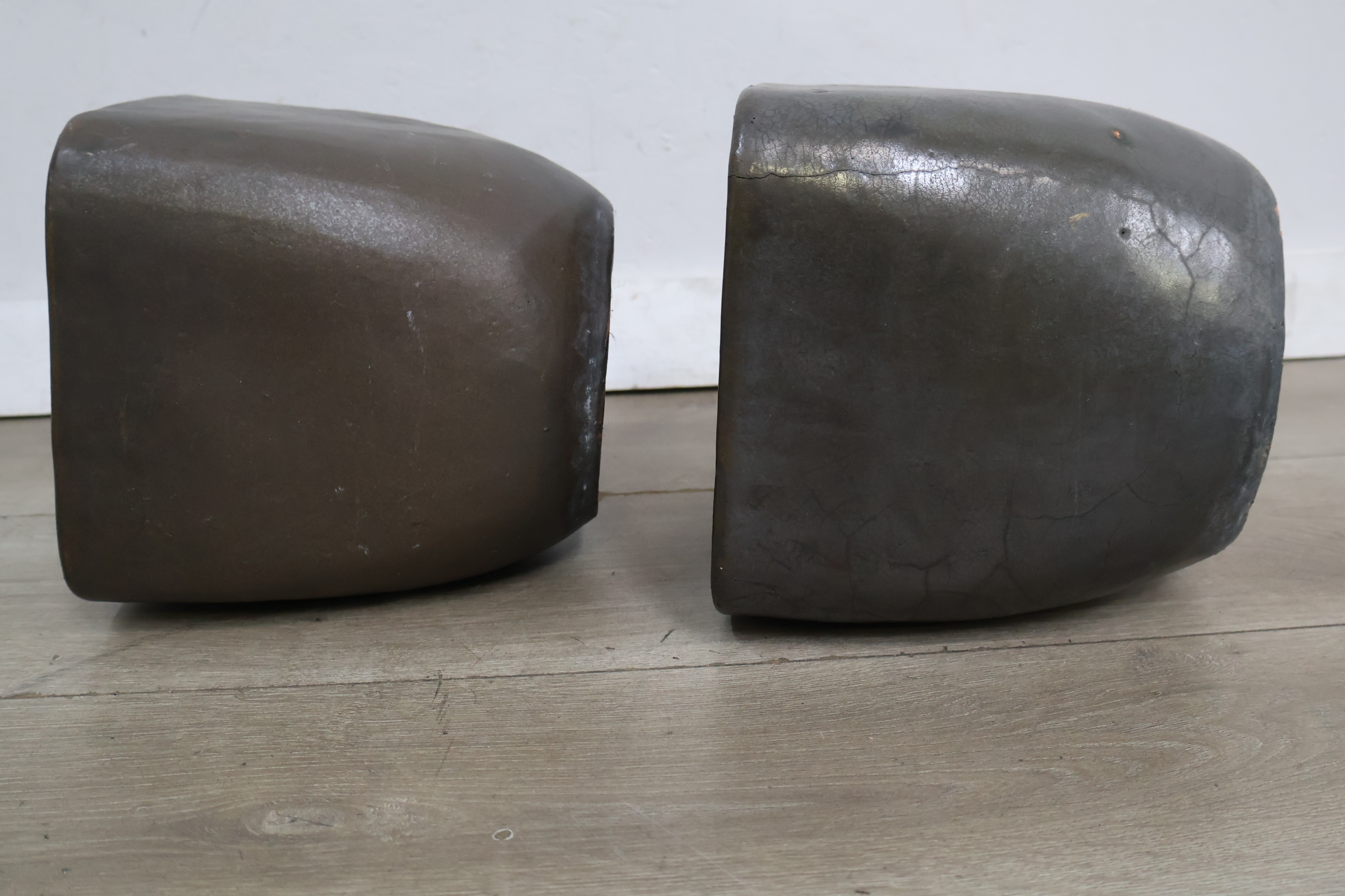 Set van twee donkere plantenbakken – foto 9 – kavel bij GSD Auctions, Zoeterwoude