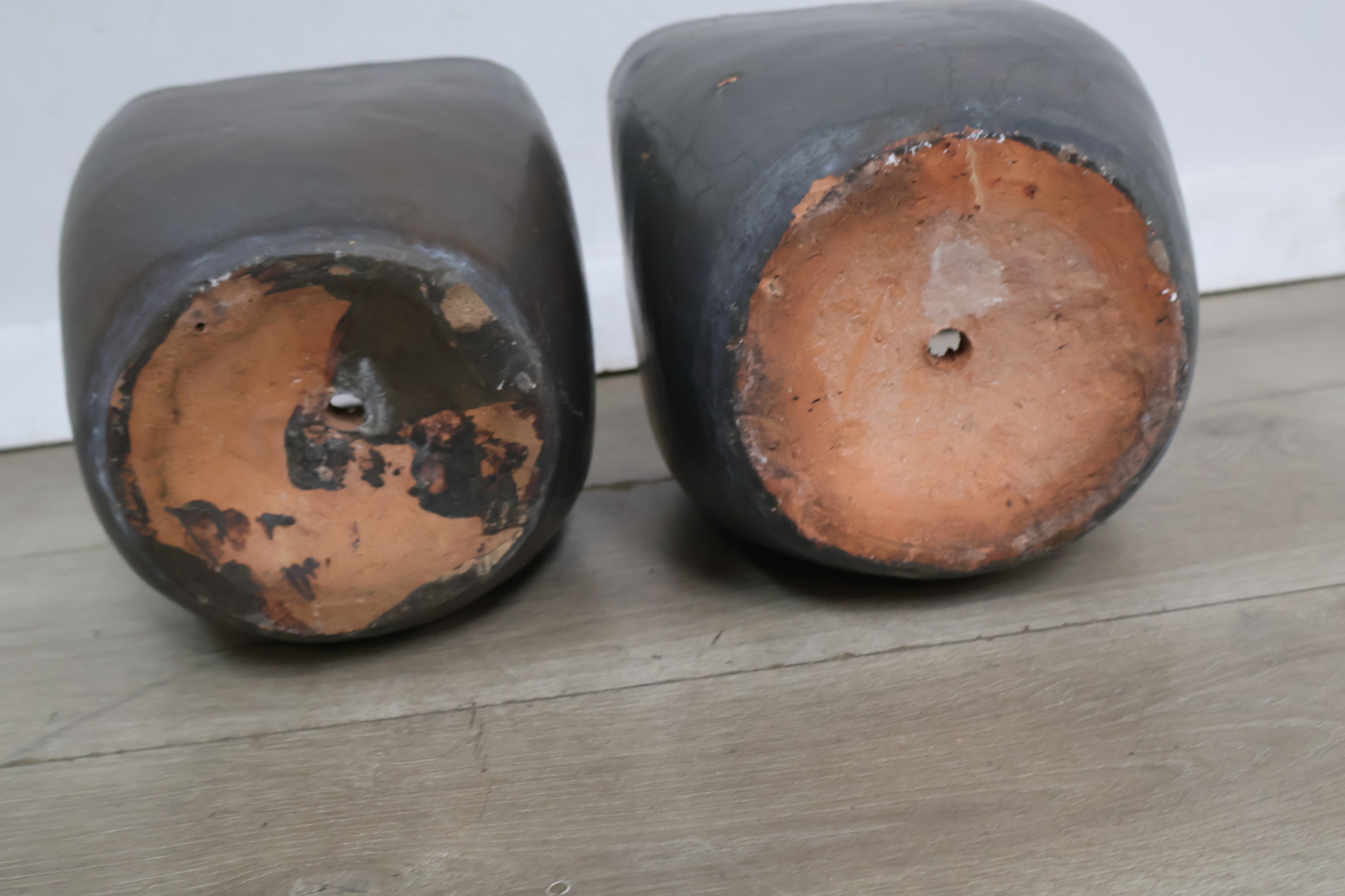 Set van twee donkere plantenbakken – foto 10 – kavel bij GSD Auctions, Zoeterwoude