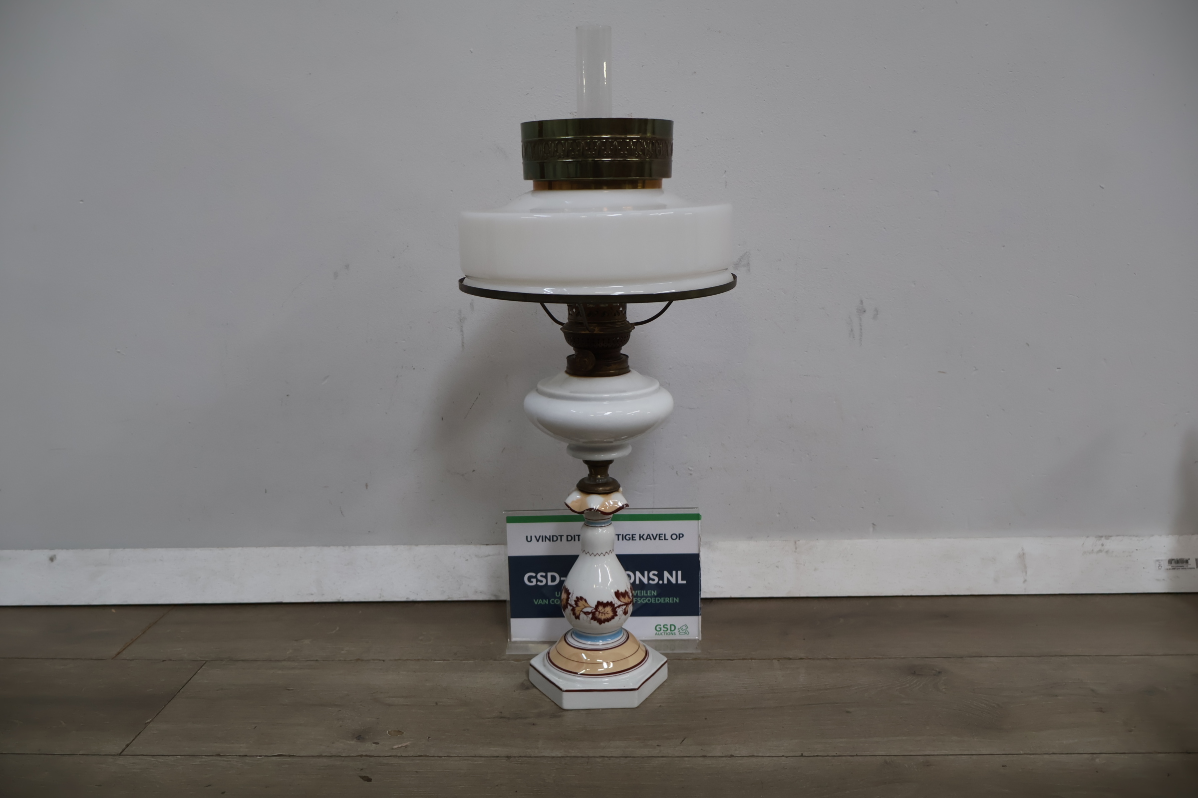Antieke Porseleinen olielamp – kavel bij GSD Auctions, Zoeterwoude