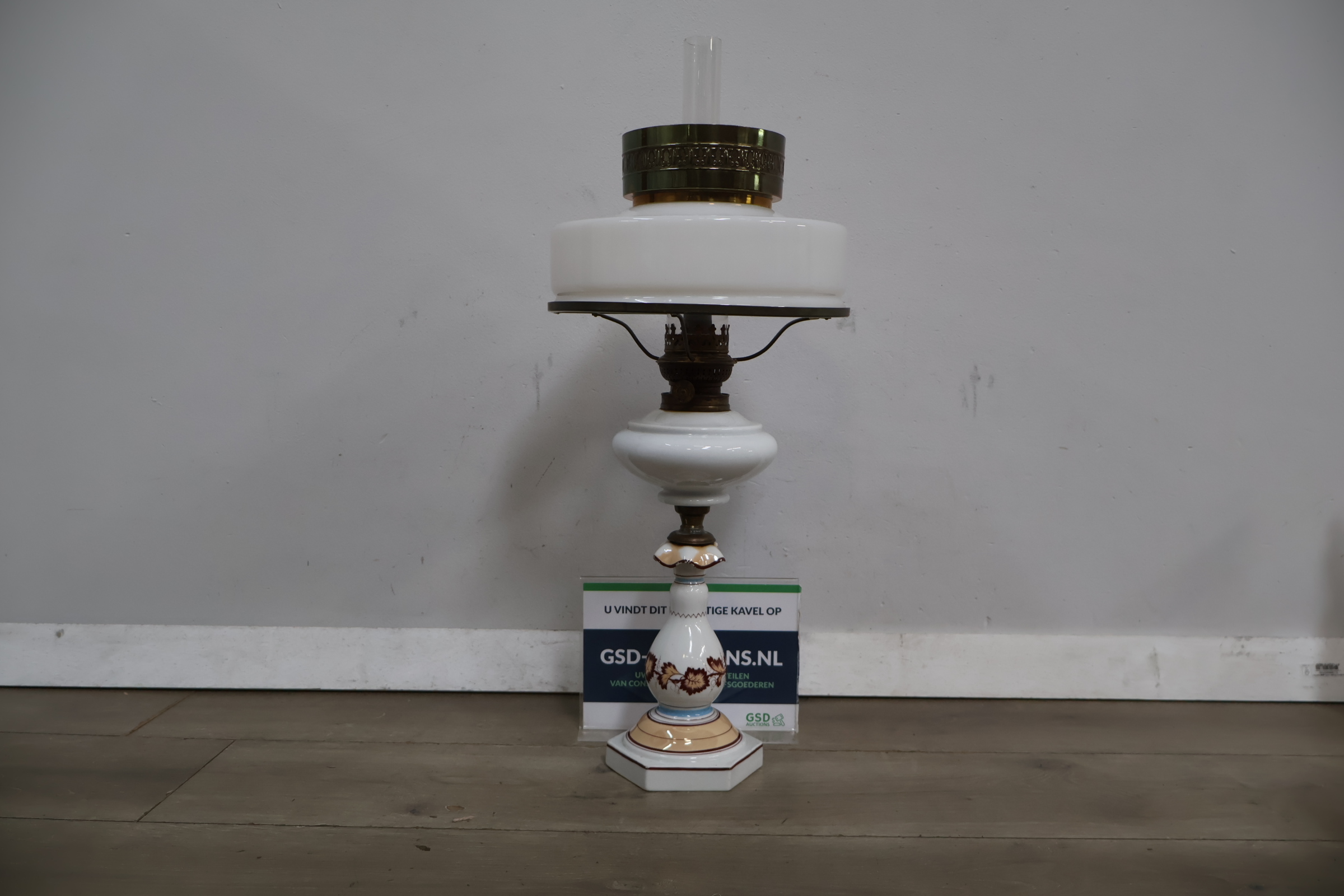 Antieke Porseleinen olielamp – foto 2 – kavel bij GSD Auctions, Zoeterwoude