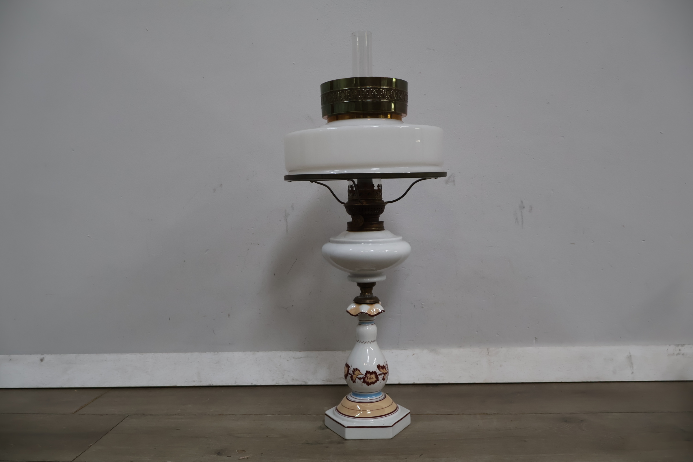 Antieke Porseleinen olielamp – foto 3 – kavel bij GSD Auctions, Zoeterwoude
