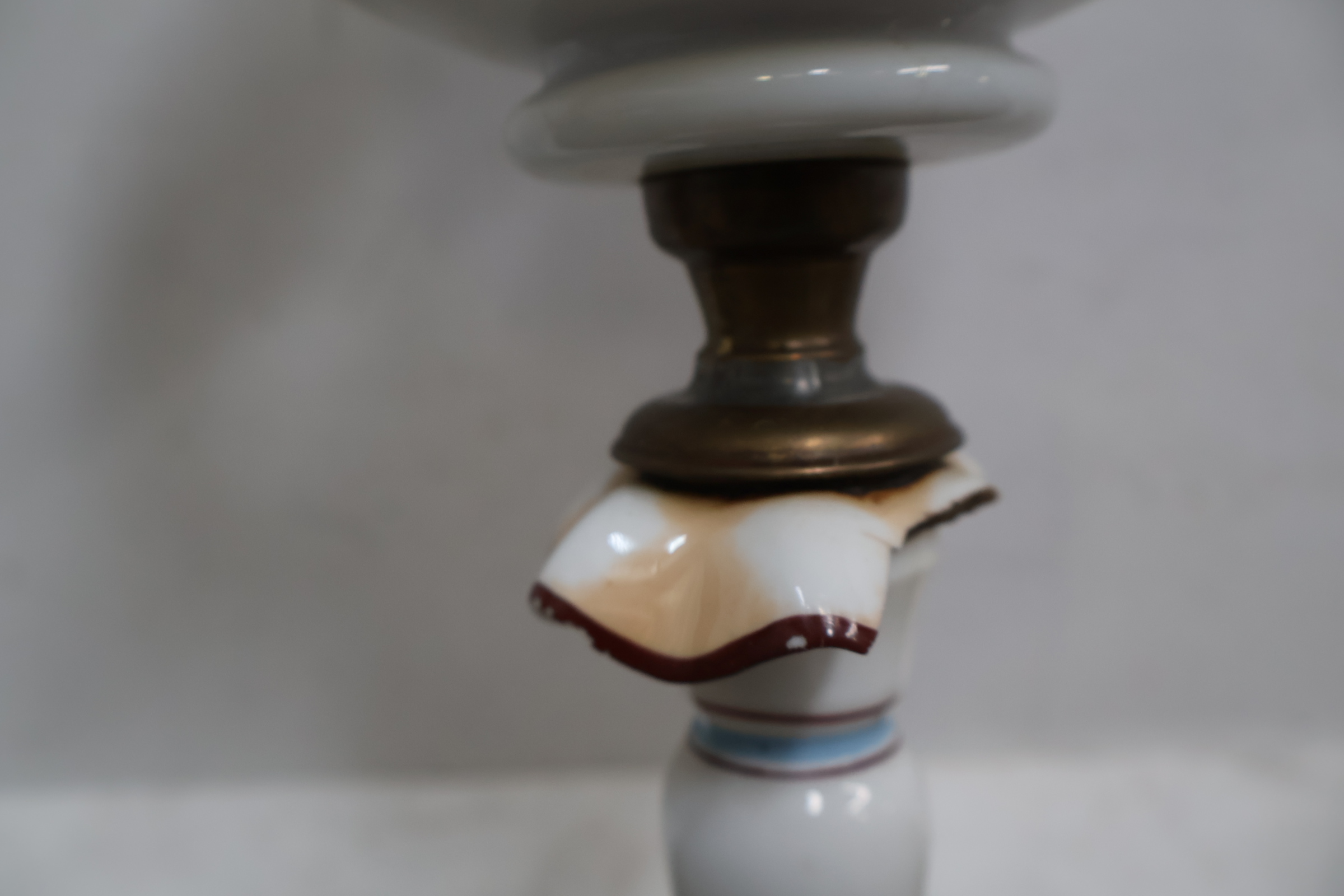 Antieke Porseleinen olielamp – foto 9 – kavel bij GSD Auctions, Zoeterwoude