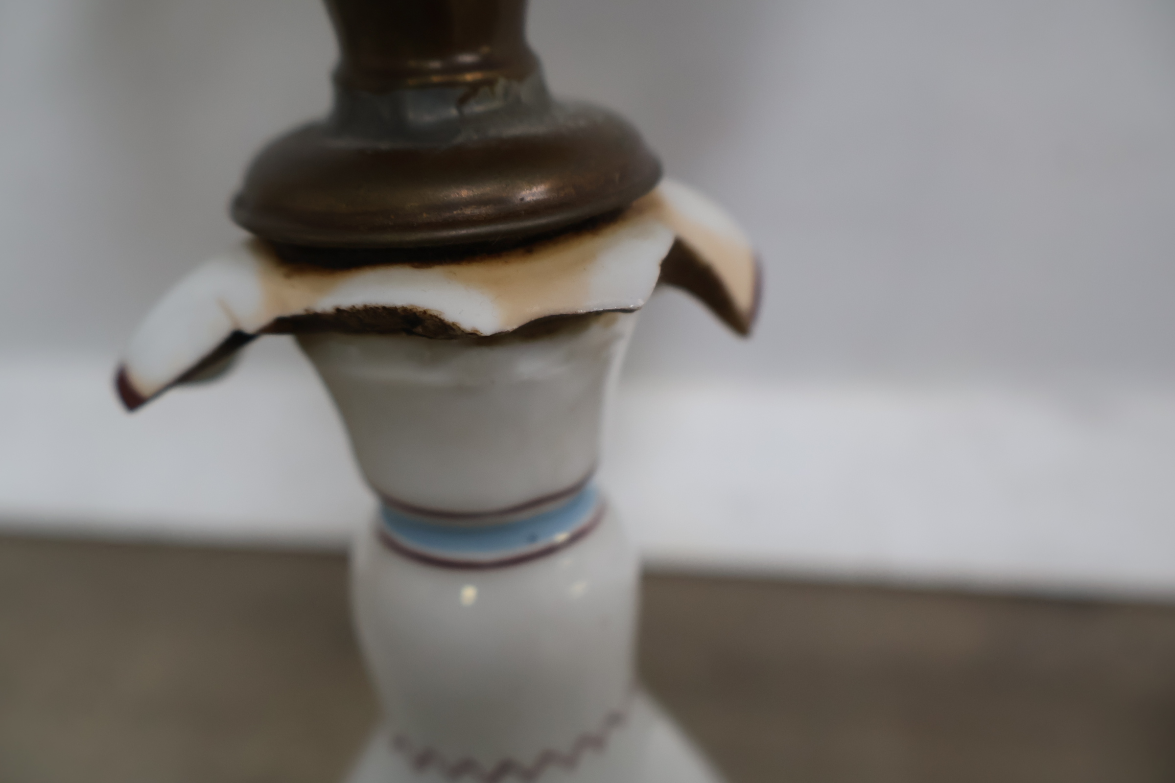 Antieke Porseleinen olielamp – foto 10 – kavel bij GSD Auctions, Zoeterwoude