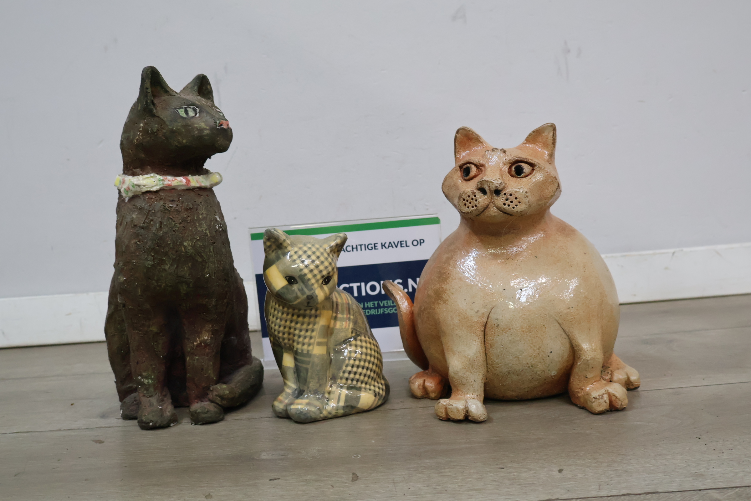 Set van drie kattenbeelden van keramiek en porselein – foto 2 – kavel bij GSD Auctions, Zoeterwoude