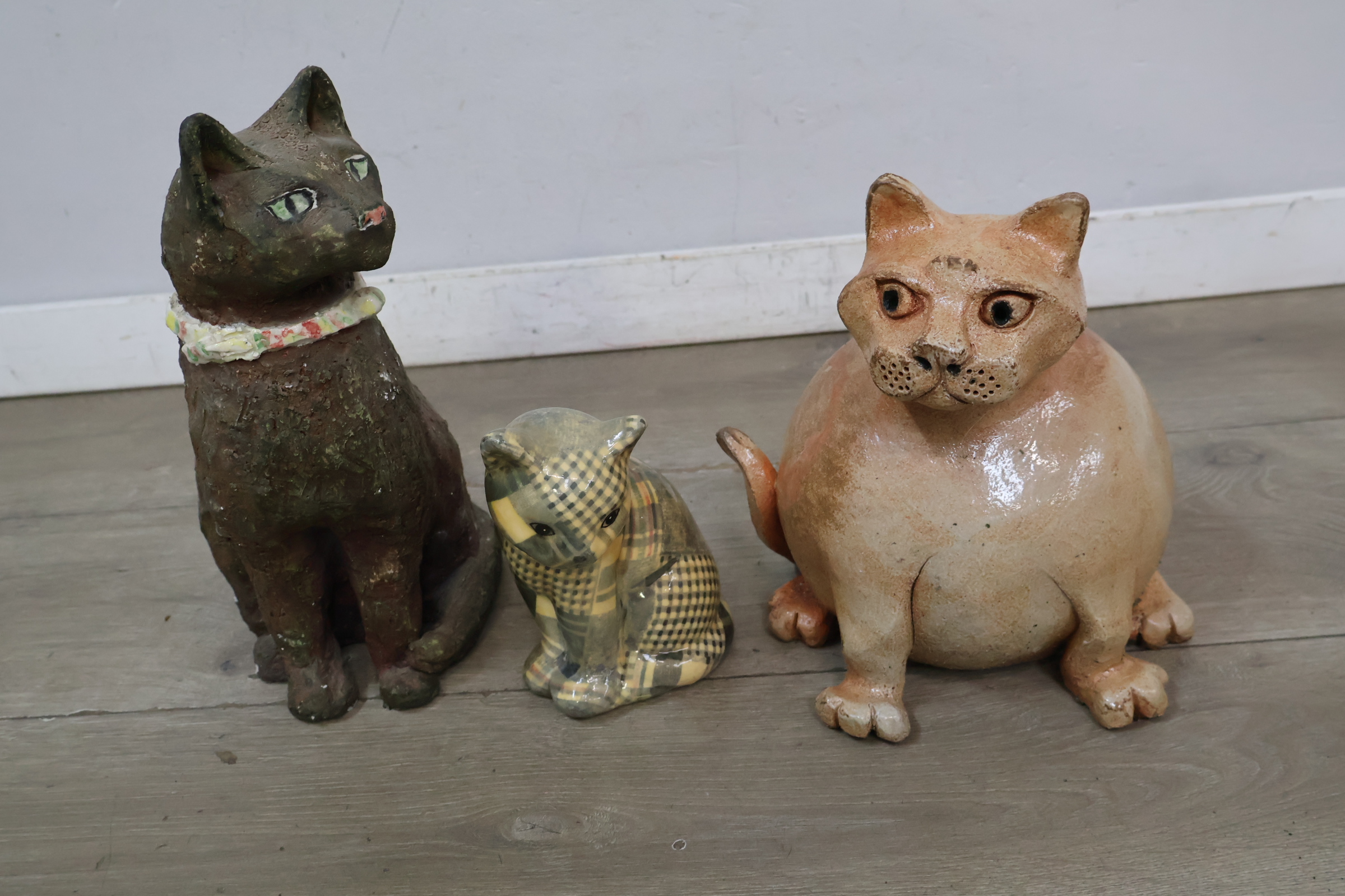 Set van drie kattenbeelden van keramiek en porselein – foto 3 – kavel bij GSD Auctions, Zoeterwoude