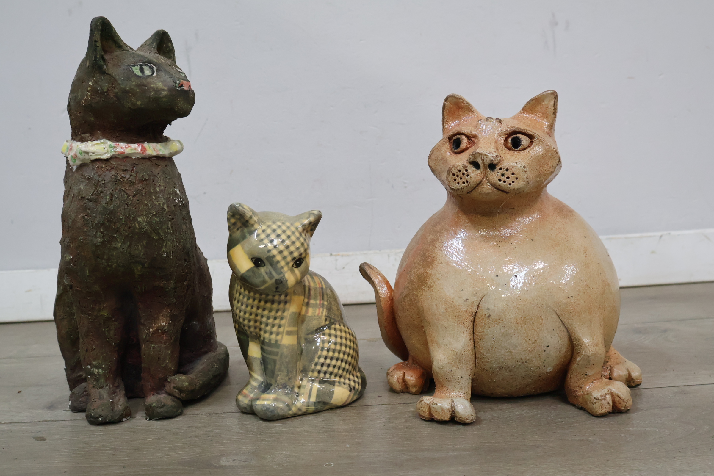 Set van drie kattenbeelden van keramiek en porselein – foto 4 – kavel bij GSD Auctions, Zoeterwoude