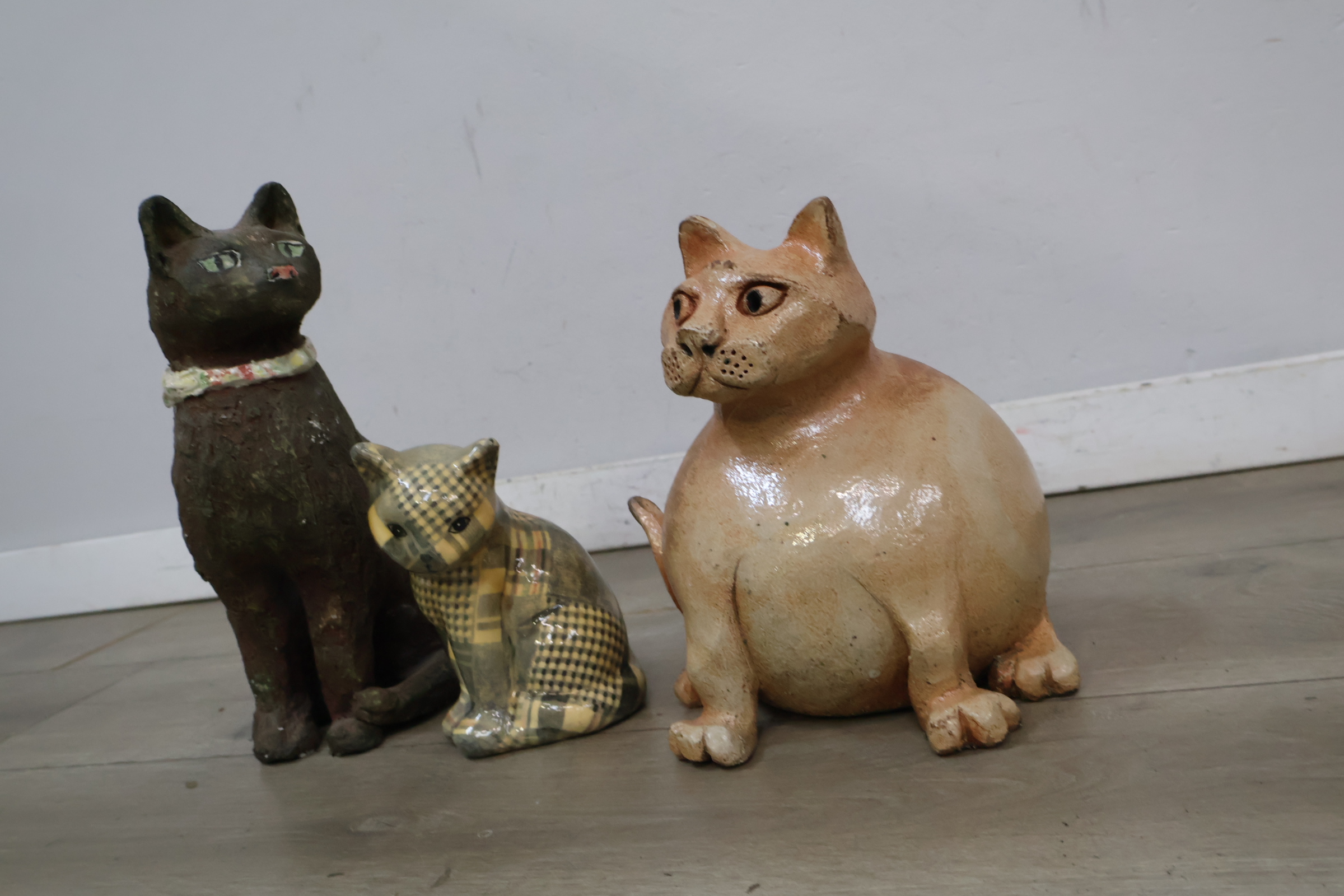 Set van drie kattenbeelden van keramiek en porselein – foto 5 – kavel bij GSD Auctions, Zoeterwoude