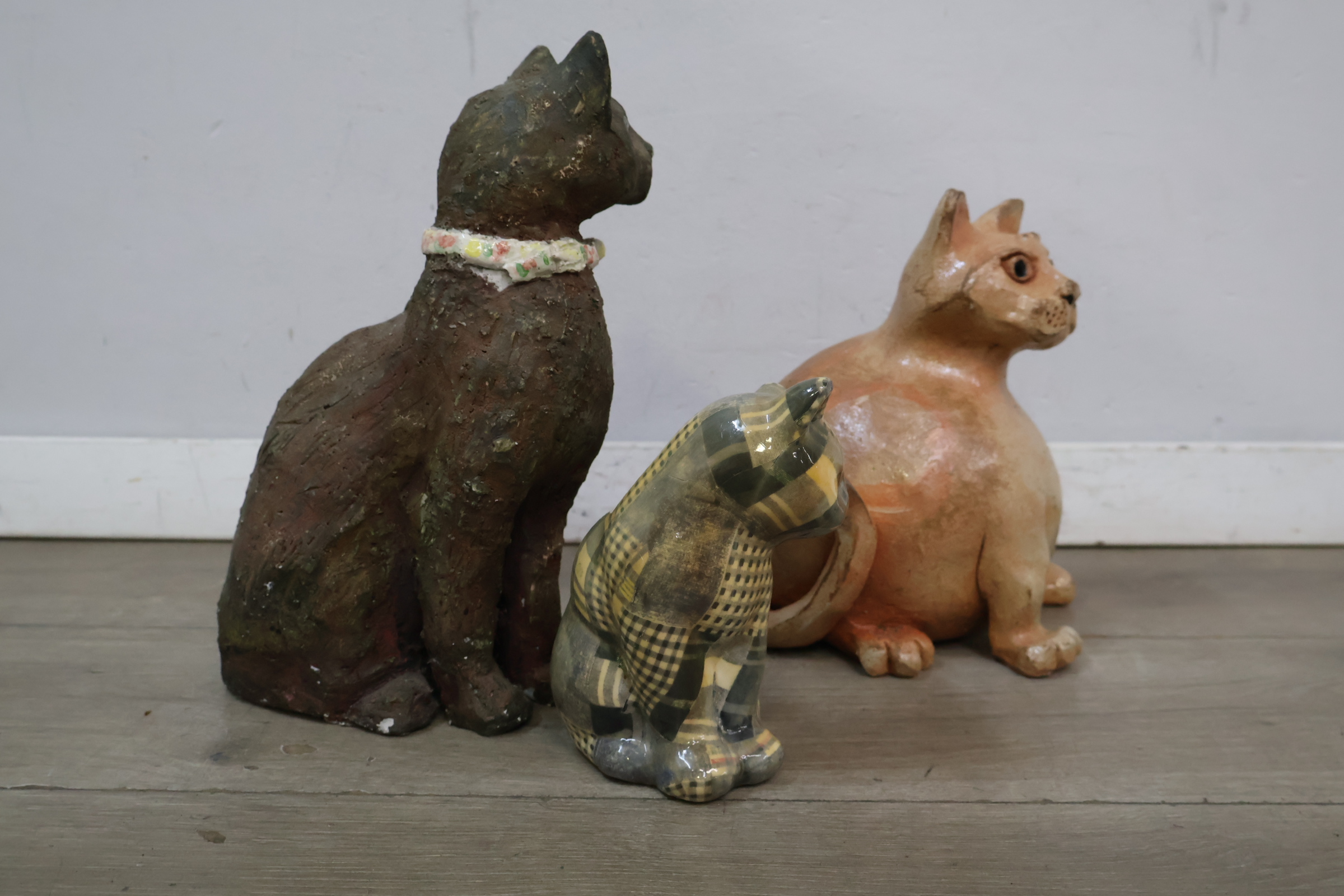 Set van drie kattenbeelden van keramiek en porselein – foto 6 – kavel bij GSD Auctions, Zoeterwoude