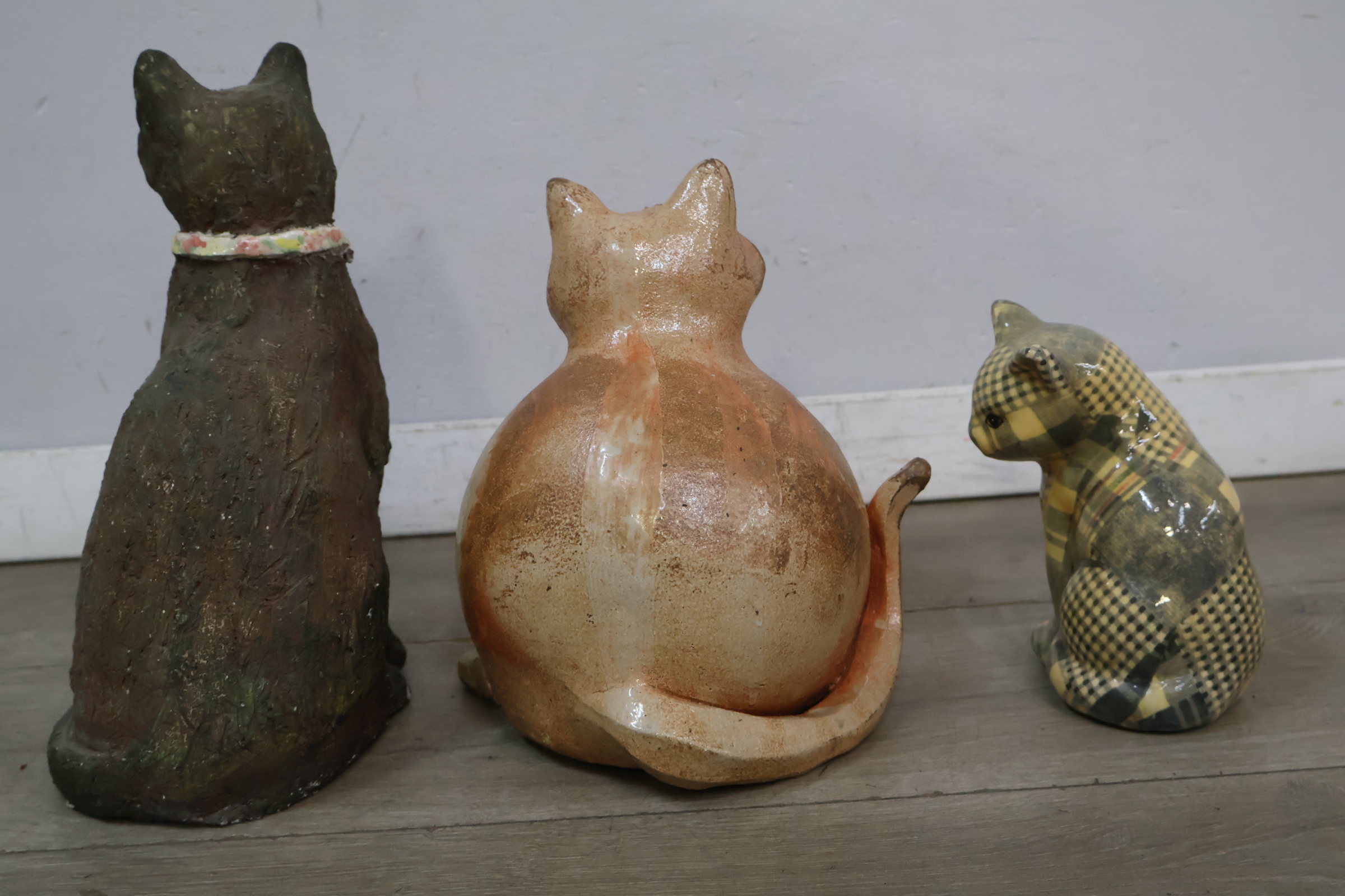 Set van drie kattenbeelden van keramiek en porselein – foto 7 – kavel bij GSD Auctions, Zoeterwoude