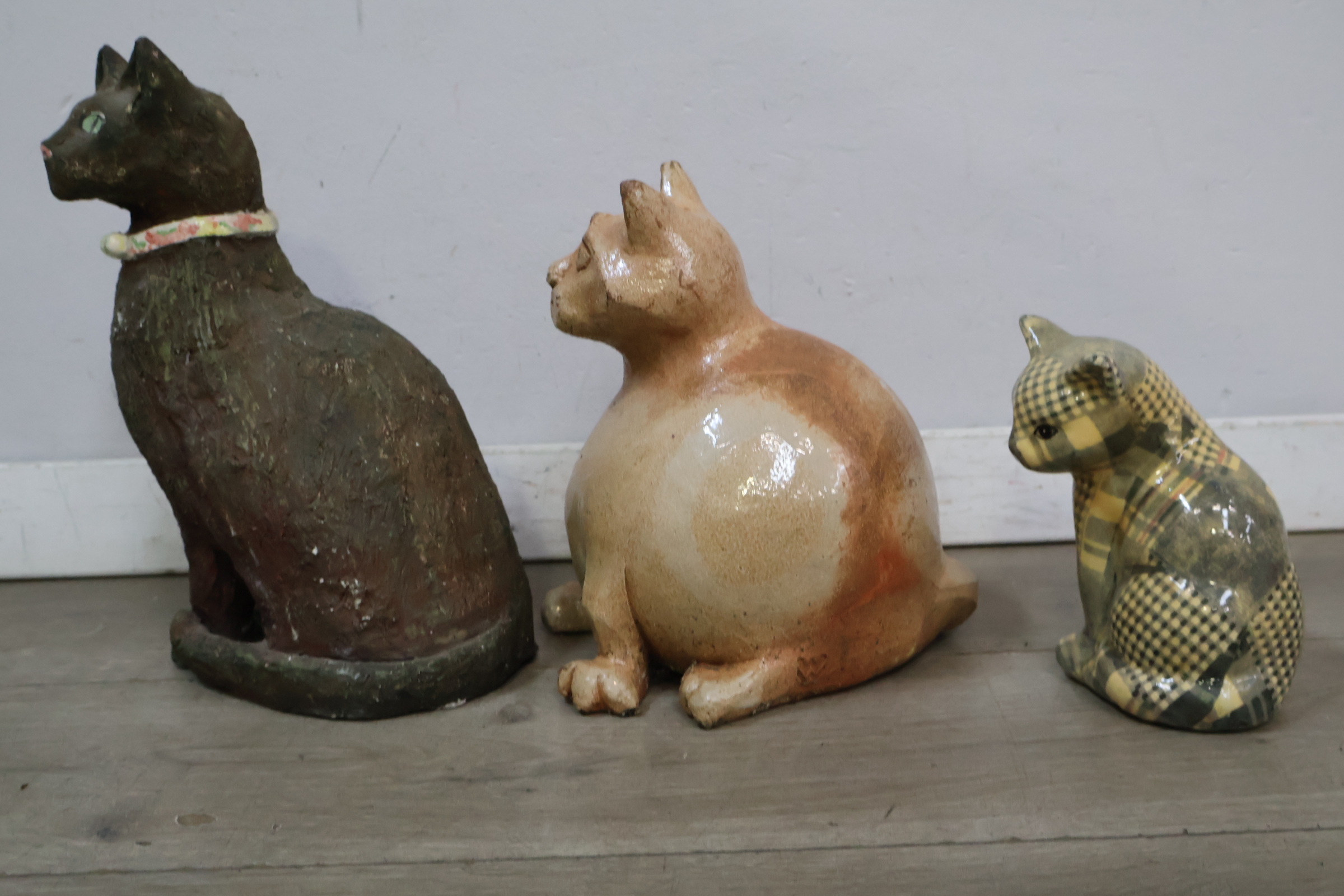 Set van drie kattenbeelden van keramiek en porselein – foto 8 – kavel bij GSD Auctions, Zoeterwoude