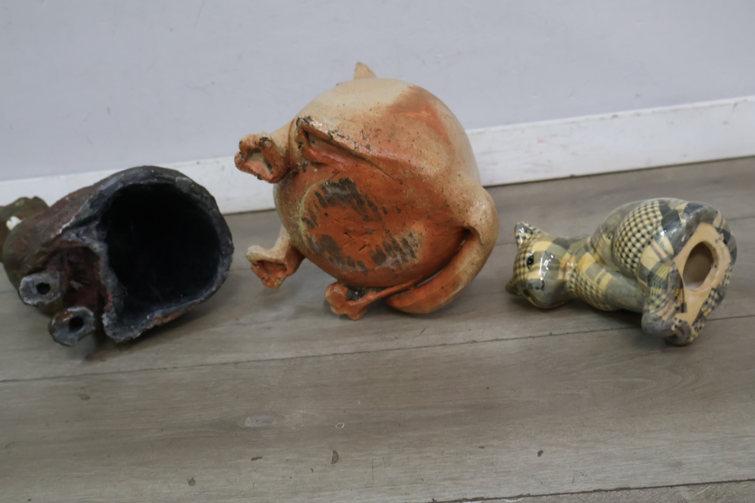 Set van drie kattenbeelden van keramiek en porselein – foto 9 – kavel bij GSD Auctions, Zoeterwoude