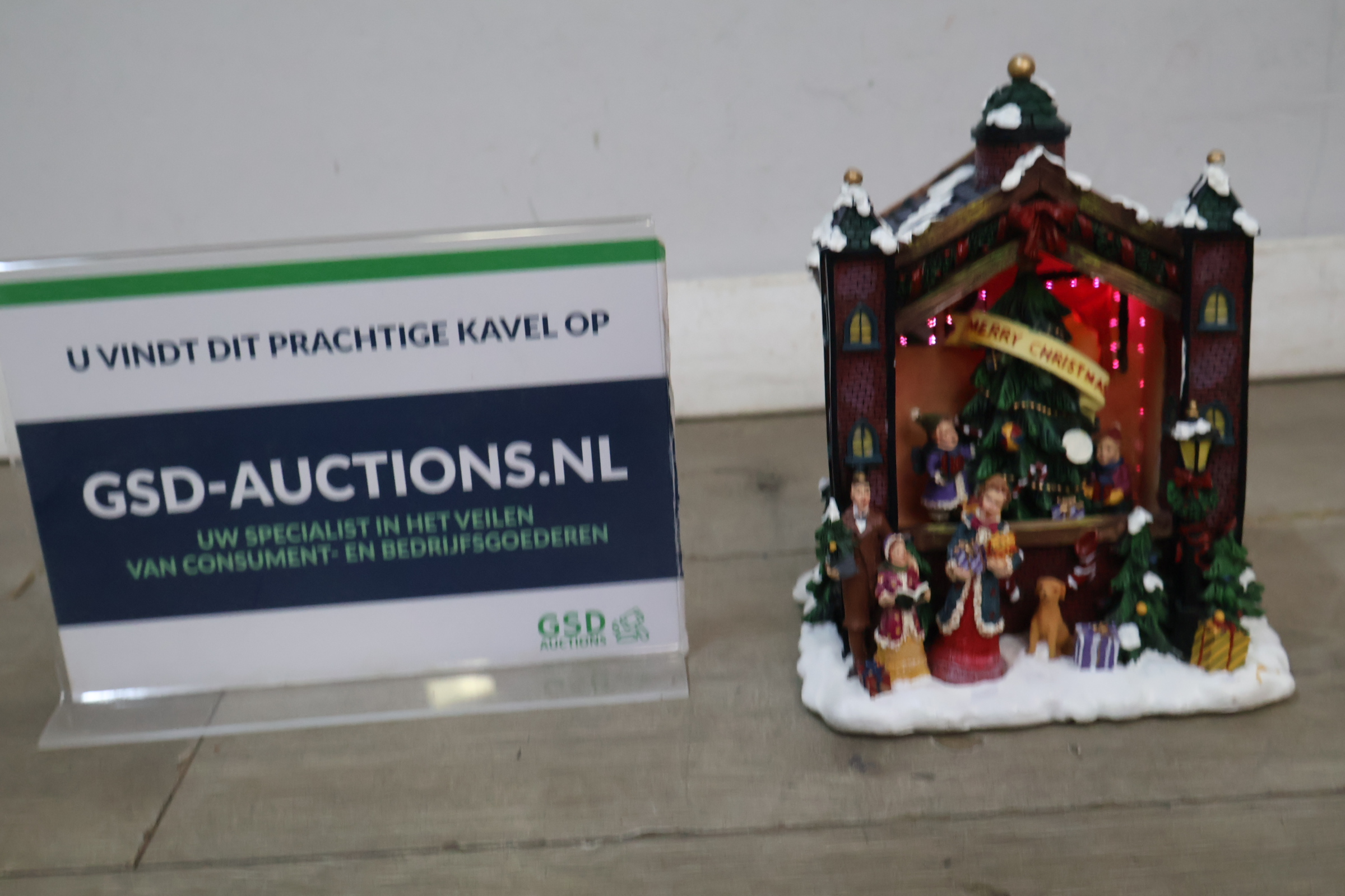 Kerstdiorama met kerstboom en figuren – foto 2 – kavel bij GSD Auctions, Zoeterwoude