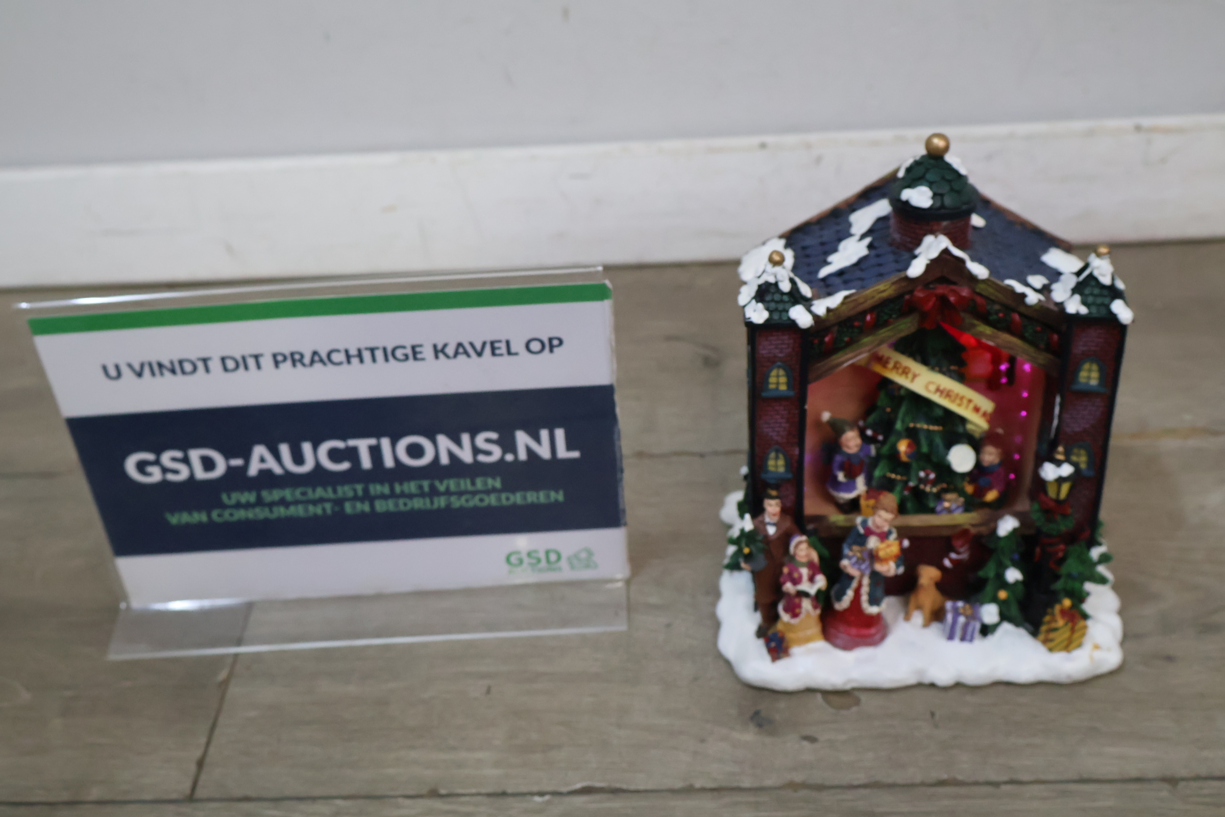 Kerstdiorama met kerstboom en figuren – foto 3 – kavel bij GSD Auctions, Zoeterwoude