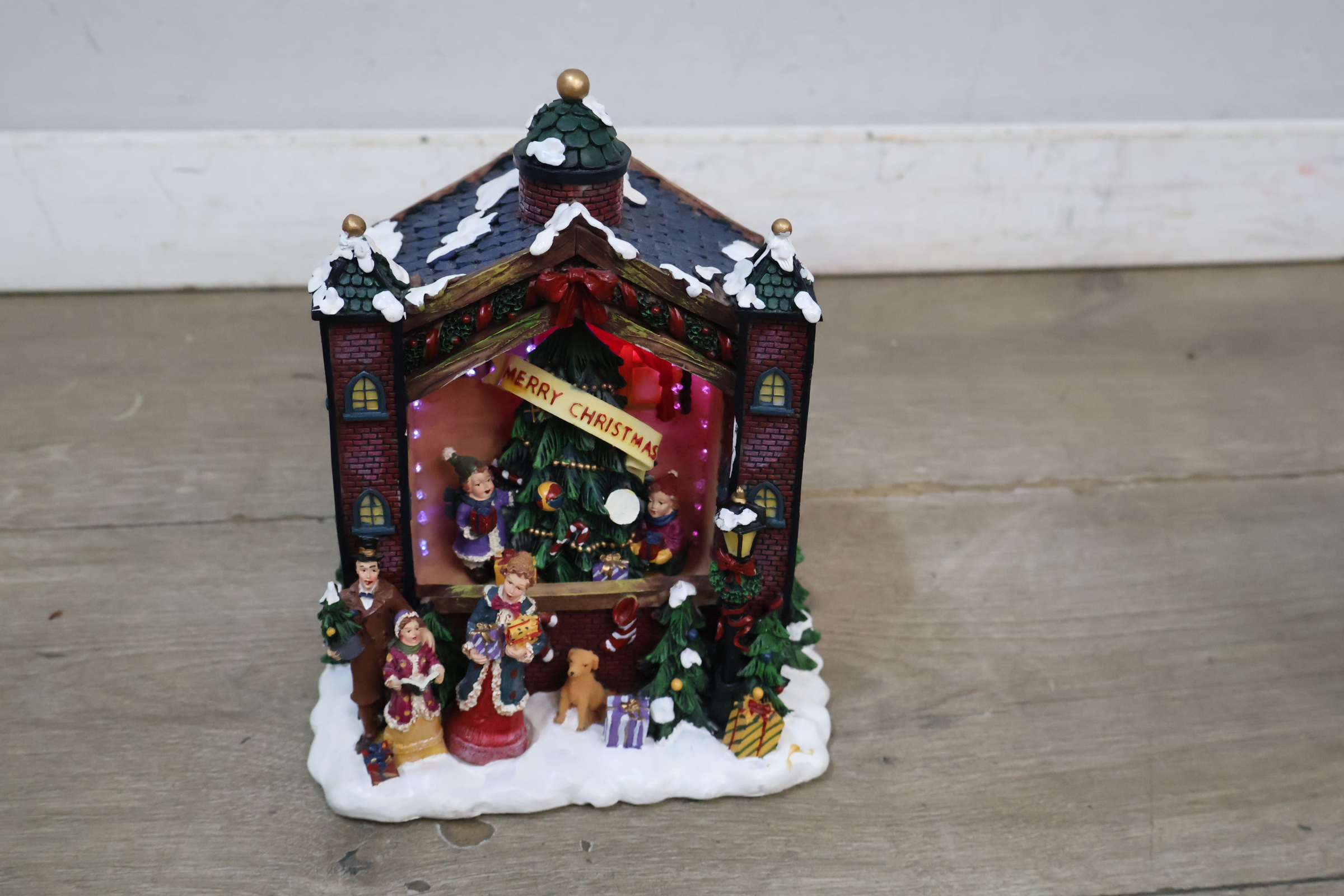 Kerstdiorama met kerstboom en figuren – foto 4 – kavel bij GSD Auctions, Zoeterwoude