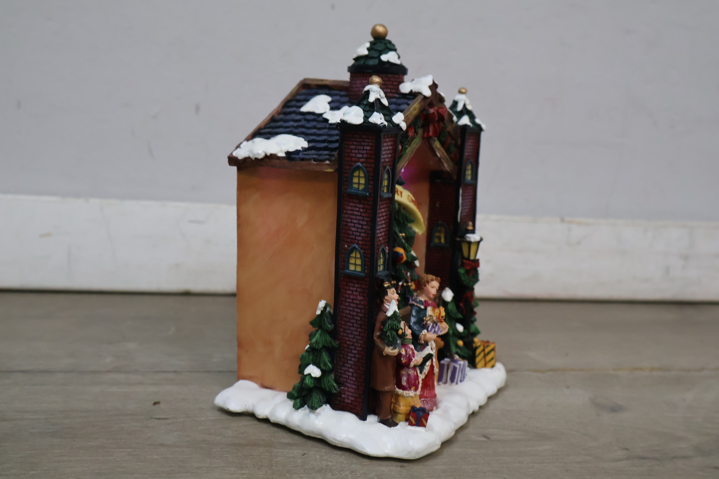 Kerstdiorama met kerstboom en figuren – foto 5 – kavel bij GSD Auctions, Zoeterwoude