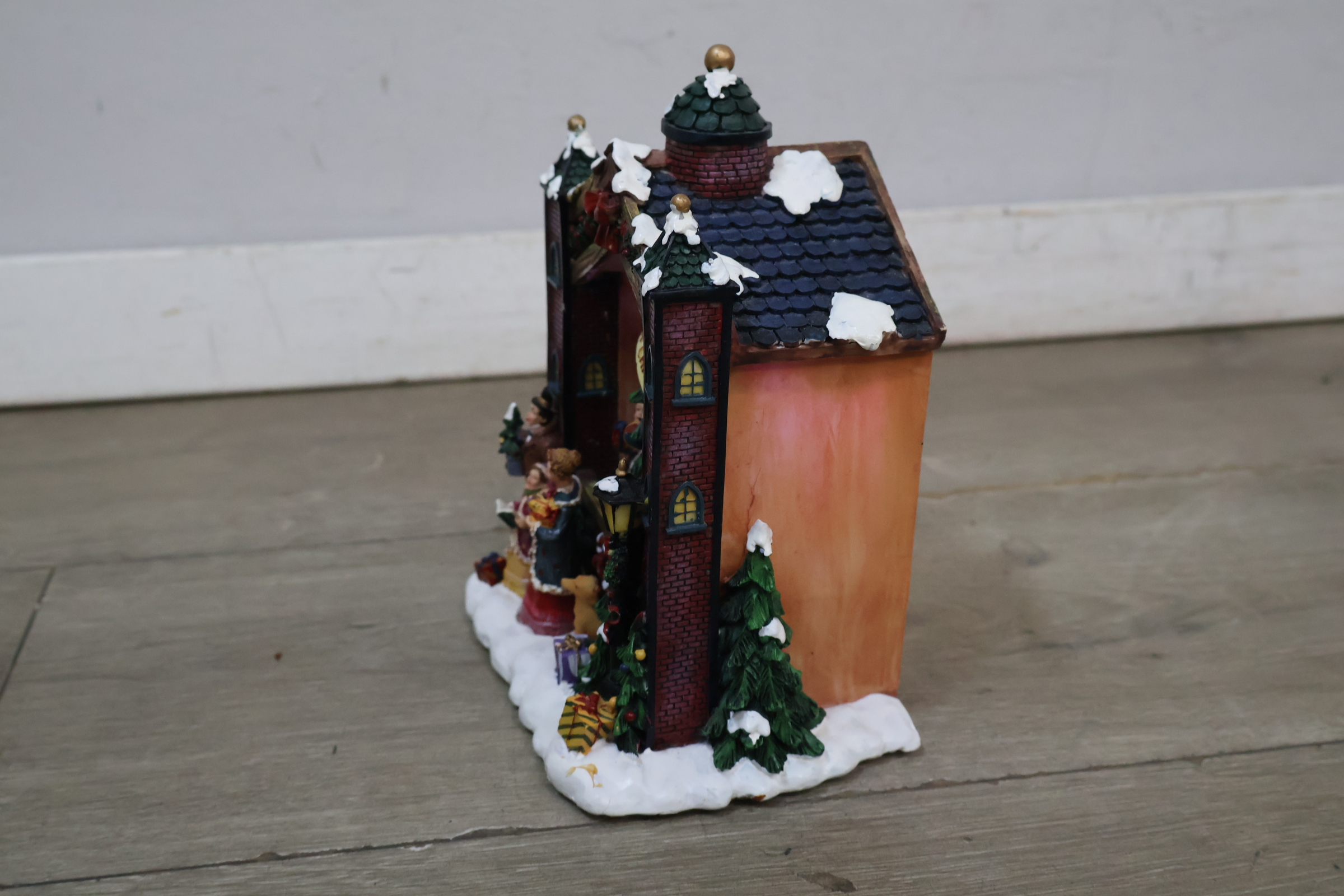 Kerstdiorama met kerstboom en figuren – foto 10 – kavel bij GSD Auctions, Zoeterwoude