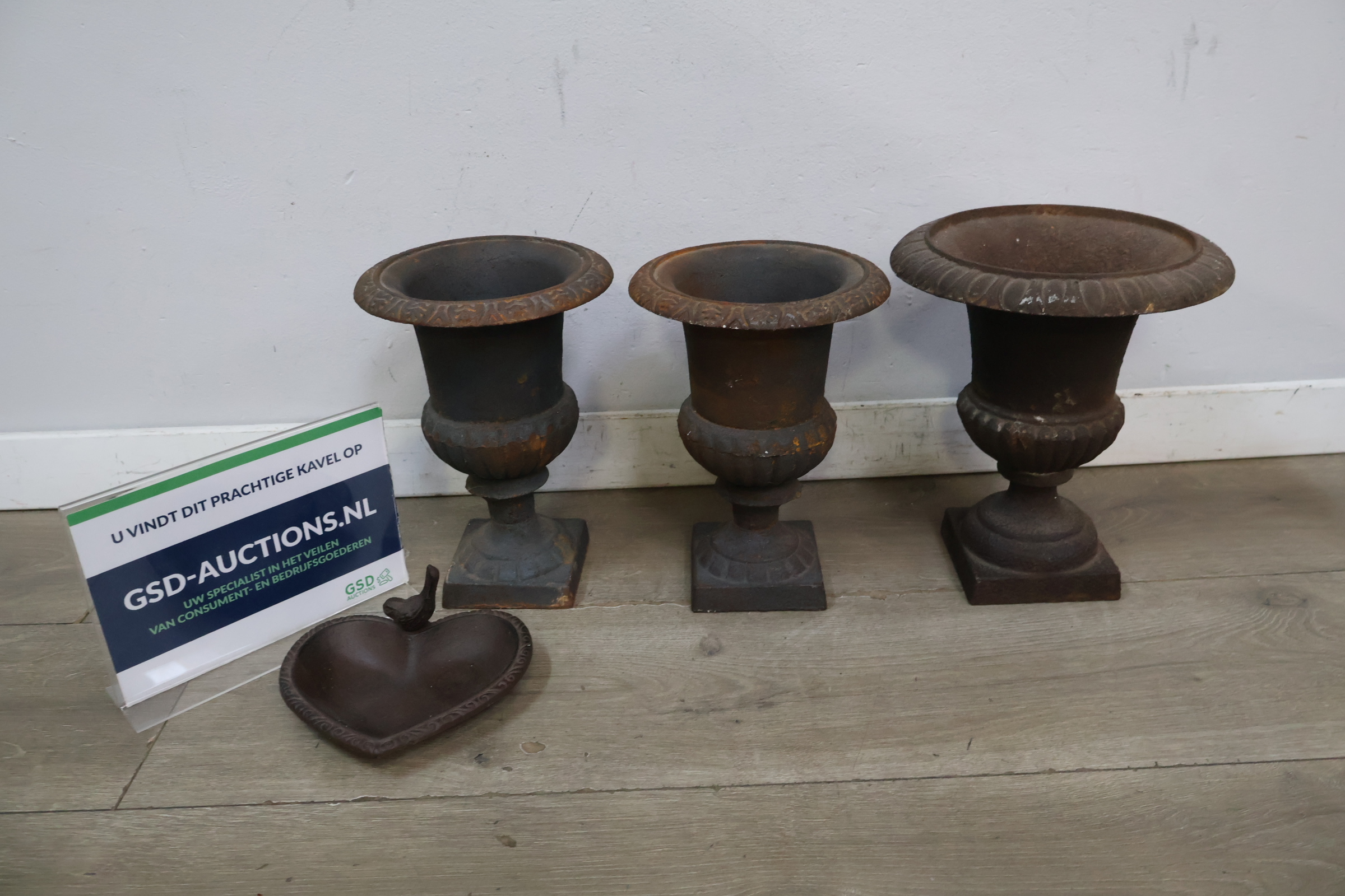 Set antieke gietijzeren vazen en schaaltje – foto 2 – kavel bij GSD Auctions, Zoeterwoude