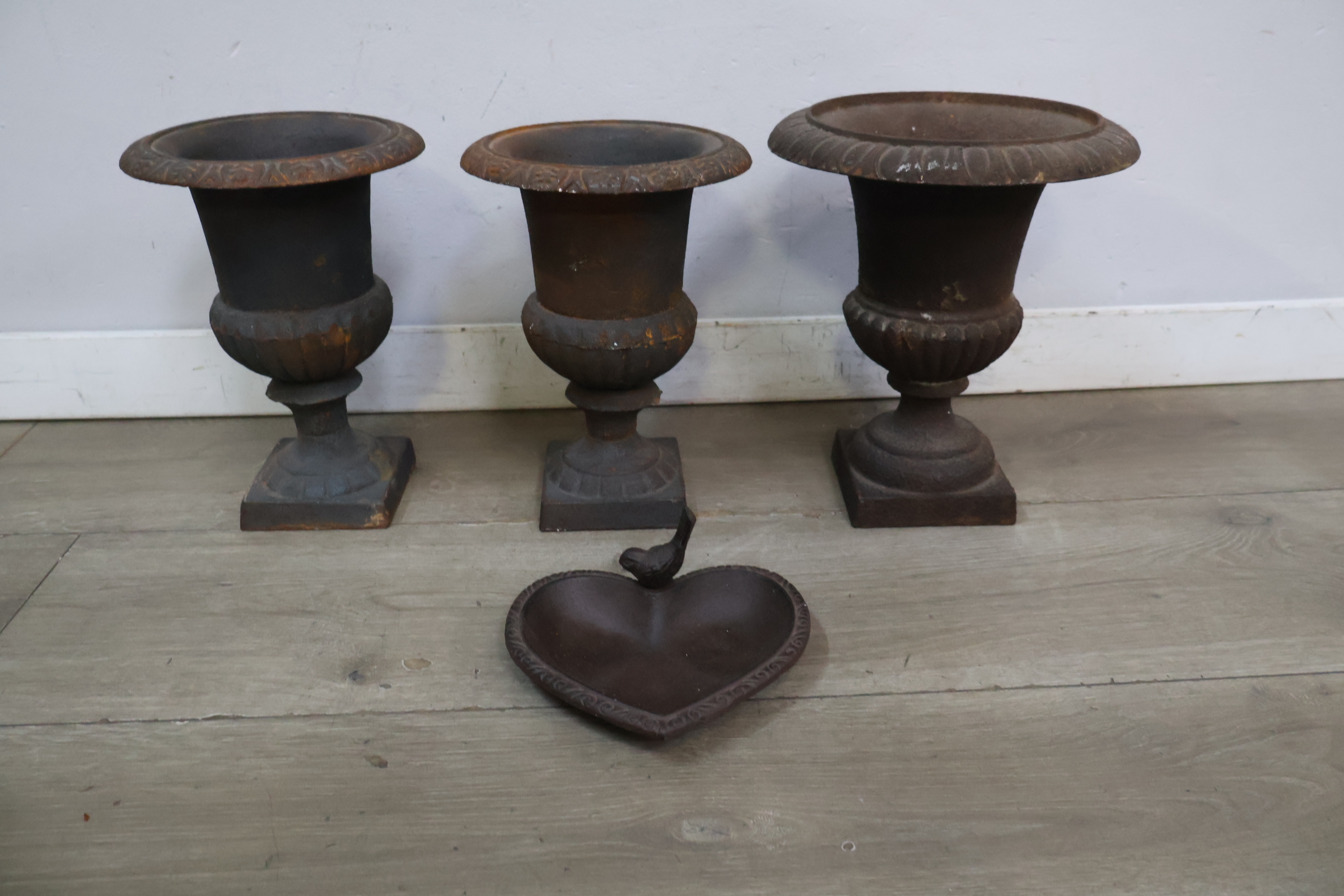 Set antieke gietijzeren vazen en schaaltje – foto 3 – kavel bij GSD Auctions, Zoeterwoude
