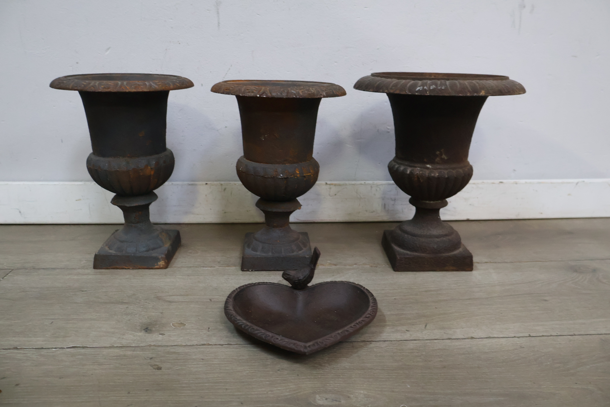 Set antieke gietijzeren vazen en schaaltje – foto 4 – kavel bij GSD Auctions, Zoeterwoude