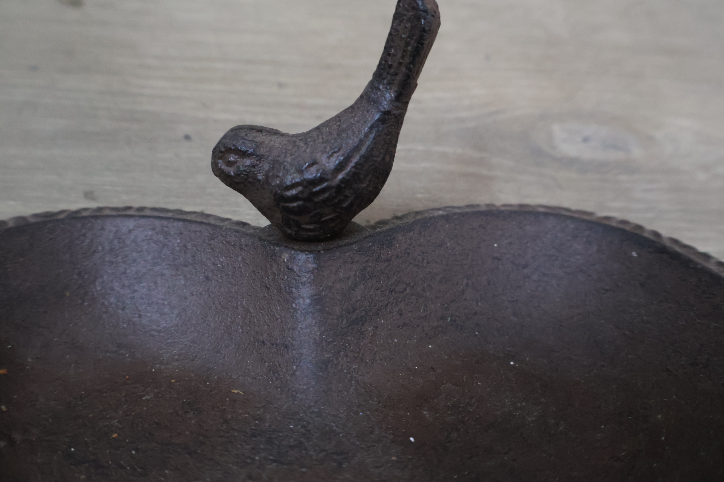 Set antieke gietijzeren vazen en schaaltje – foto 8 – kavel bij GSD Auctions, Zoeterwoude