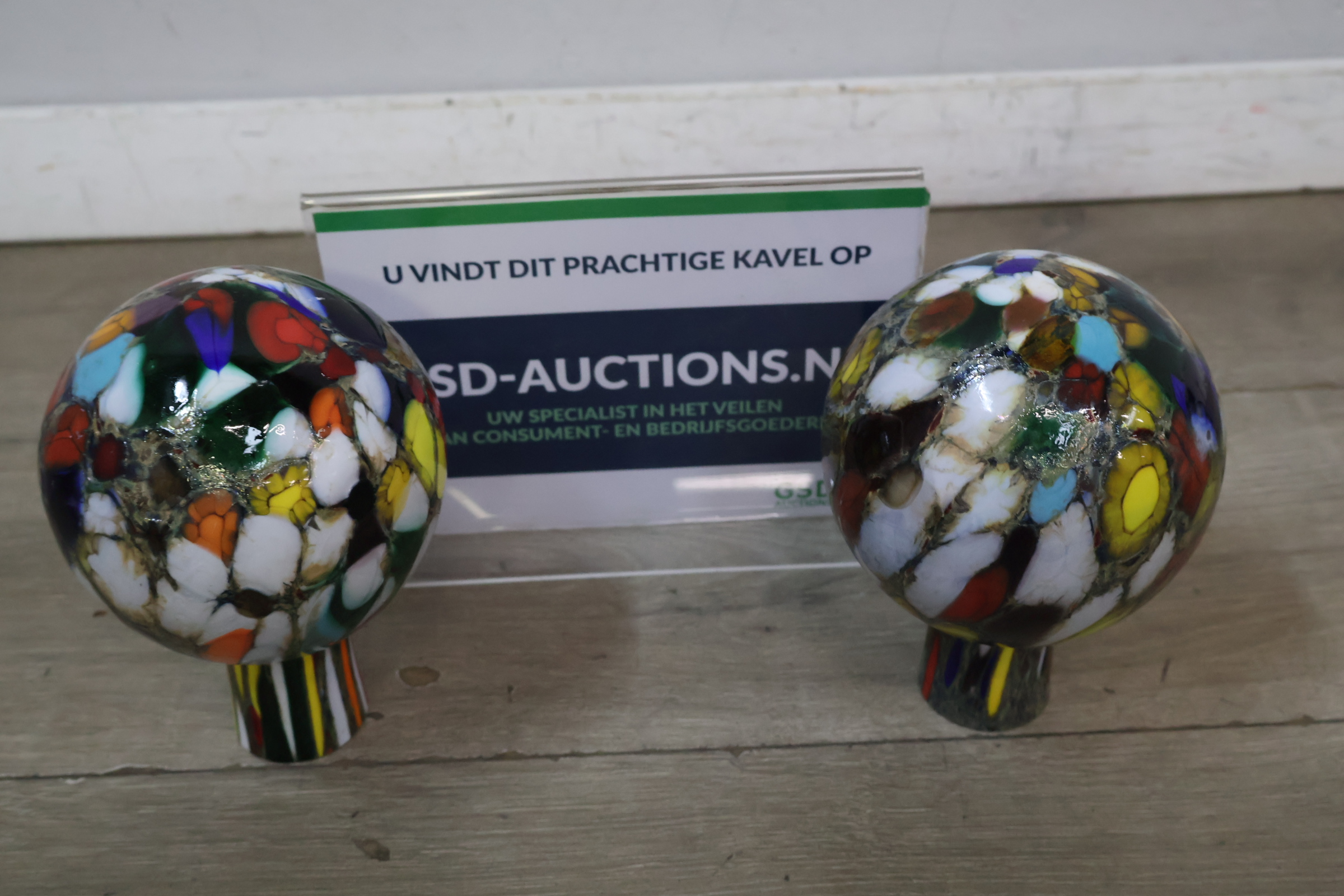Set van 2 kleurrijke glazen bolobjecten – foto 2 – kavel bij GSD Auctions, Zoeterwoude