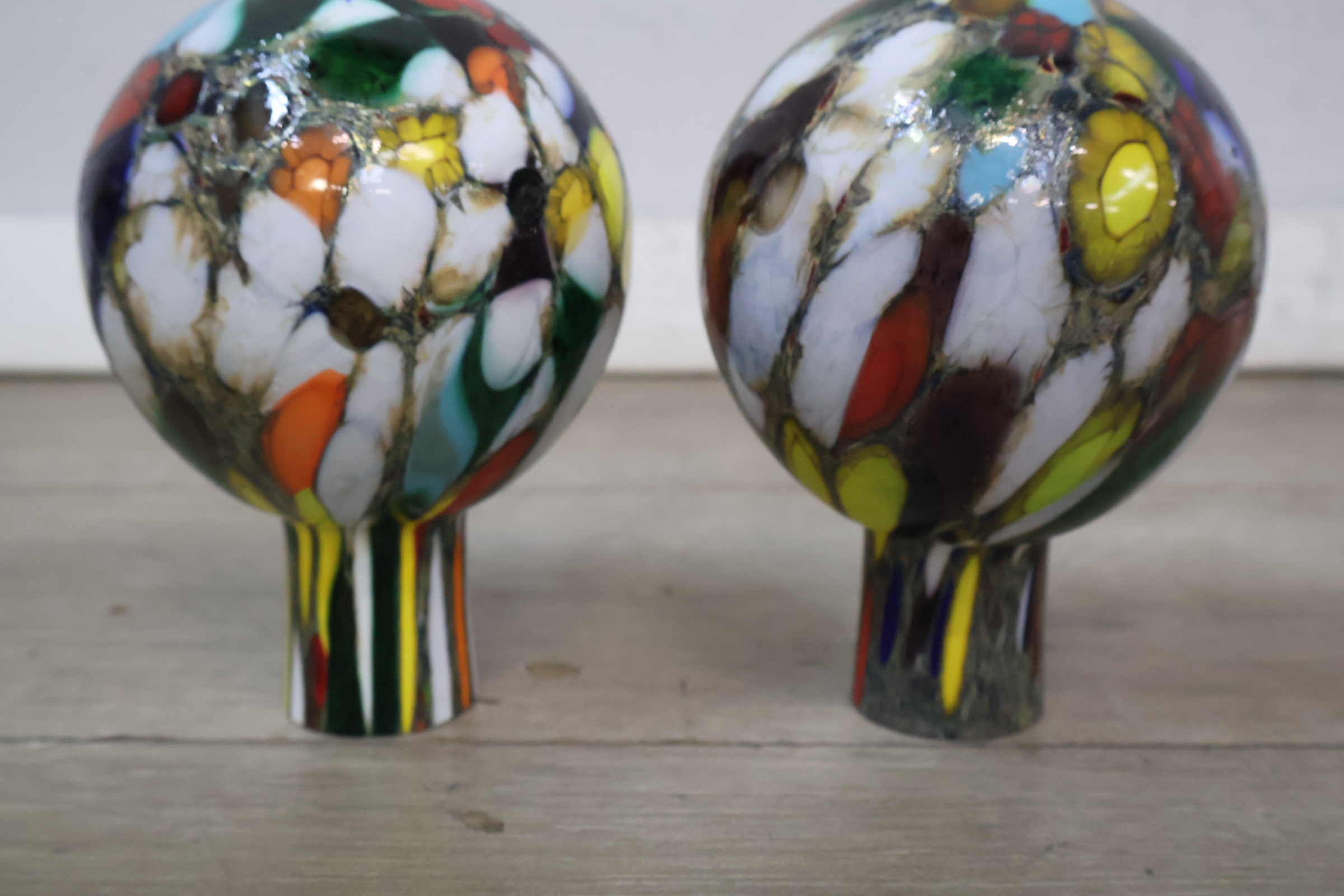 Set van 2 kleurrijke glazen bolobjecten – foto 3 – kavel bij GSD Auctions, Zoeterwoude