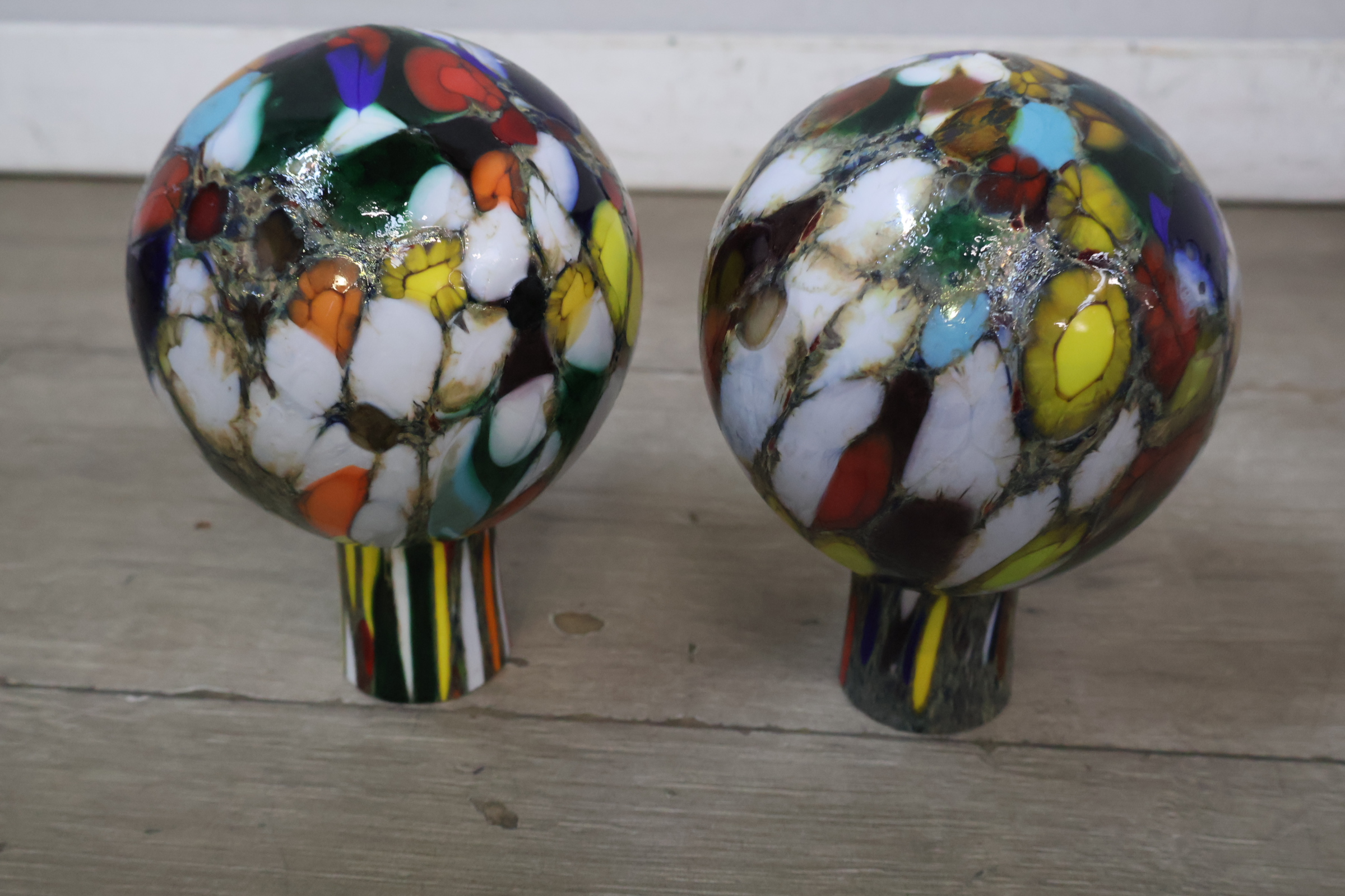 Set van 2 kleurrijke glazen bolobjecten – foto 4 – kavel bij GSD Auctions, Zoeterwoude