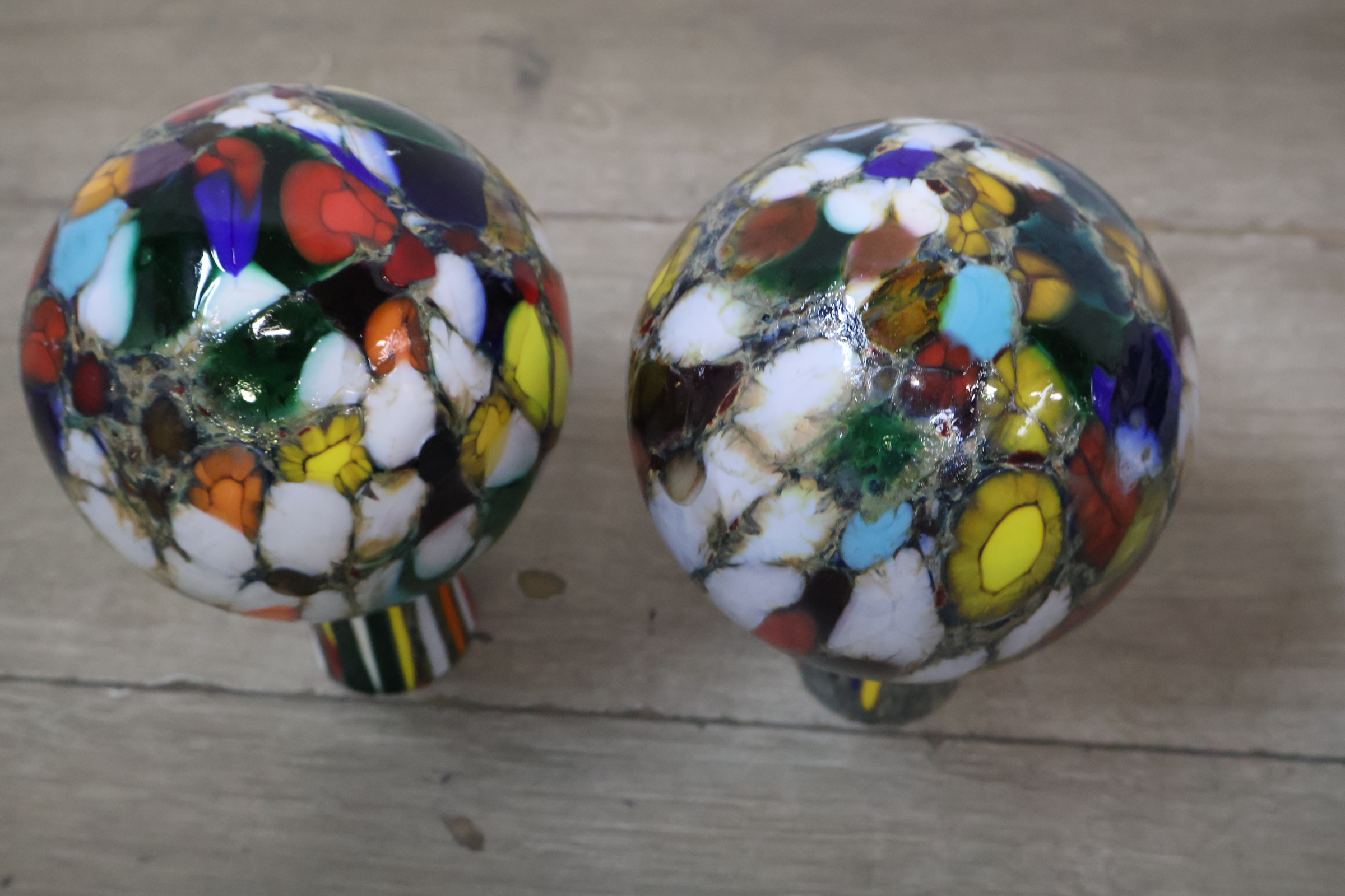 Set van 2 kleurrijke glazen bolobjecten – foto 5 – kavel bij GSD Auctions, Zoeterwoude