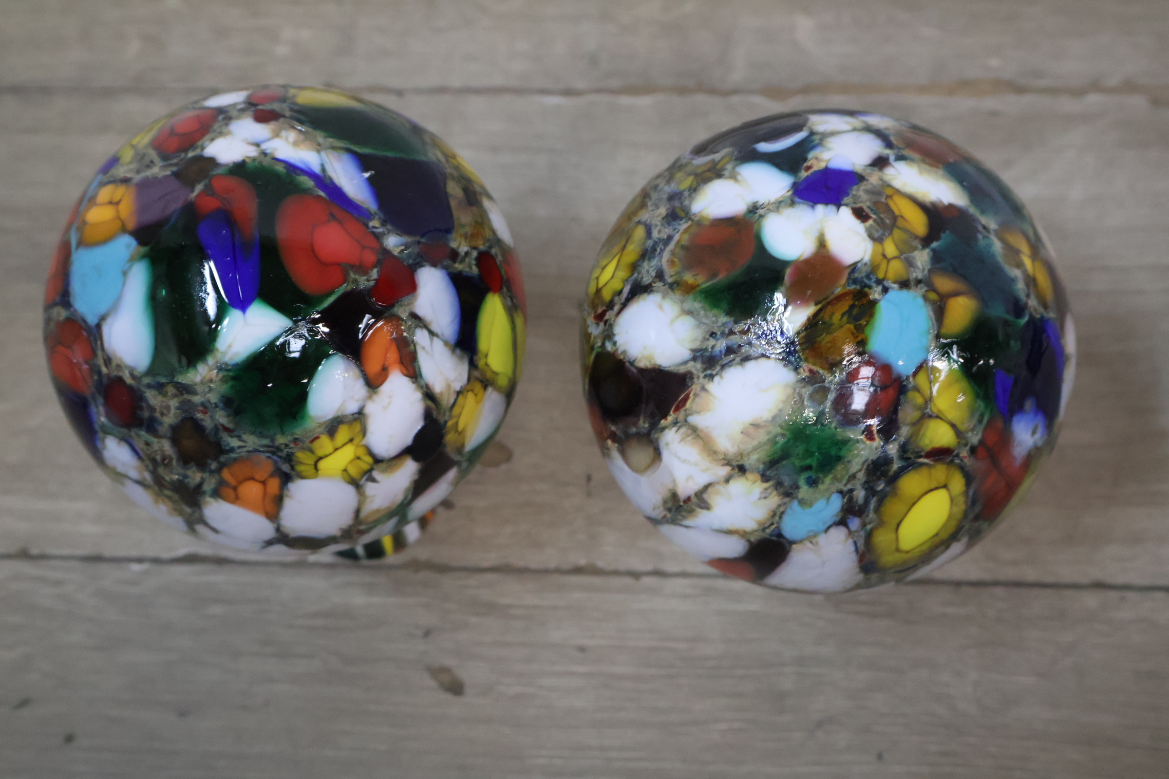 Set van 2 kleurrijke glazen bolobjecten – foto 6 – kavel bij GSD Auctions, Zoeterwoude