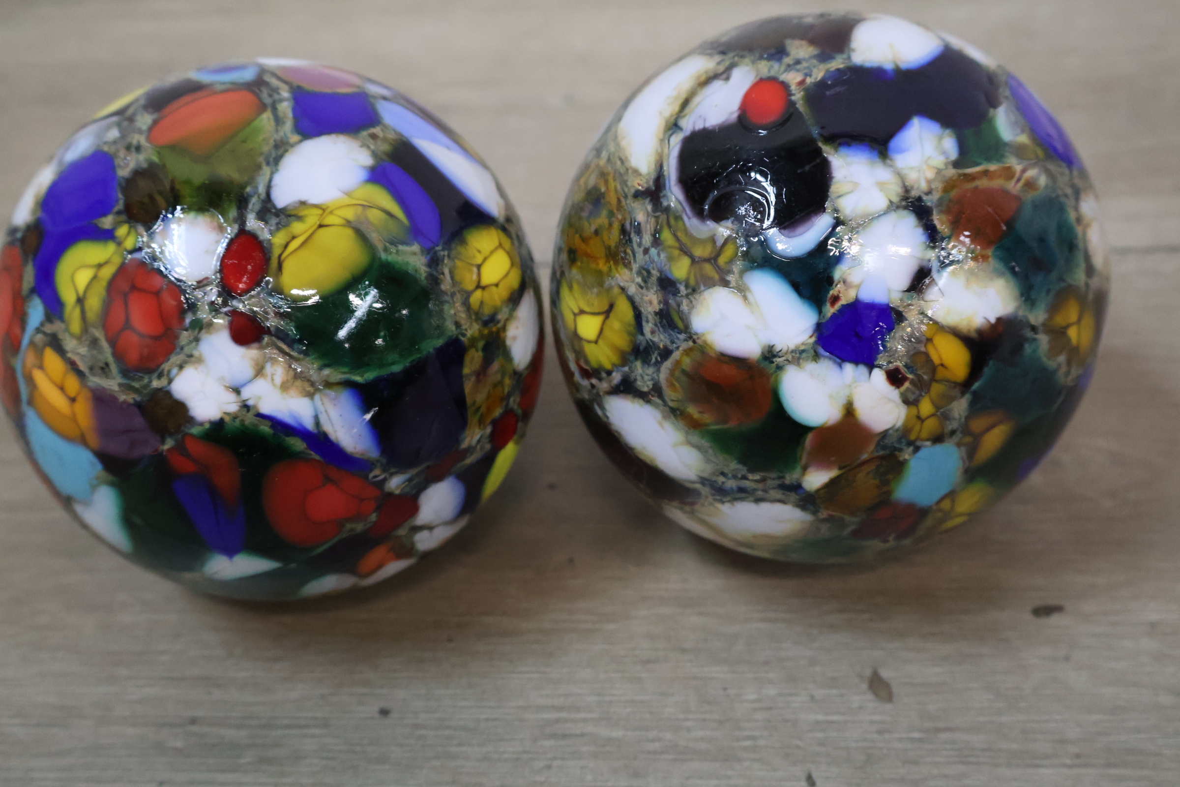 Set van 2 kleurrijke glazen bolobjecten – foto 7 – kavel bij GSD Auctions, Zoeterwoude